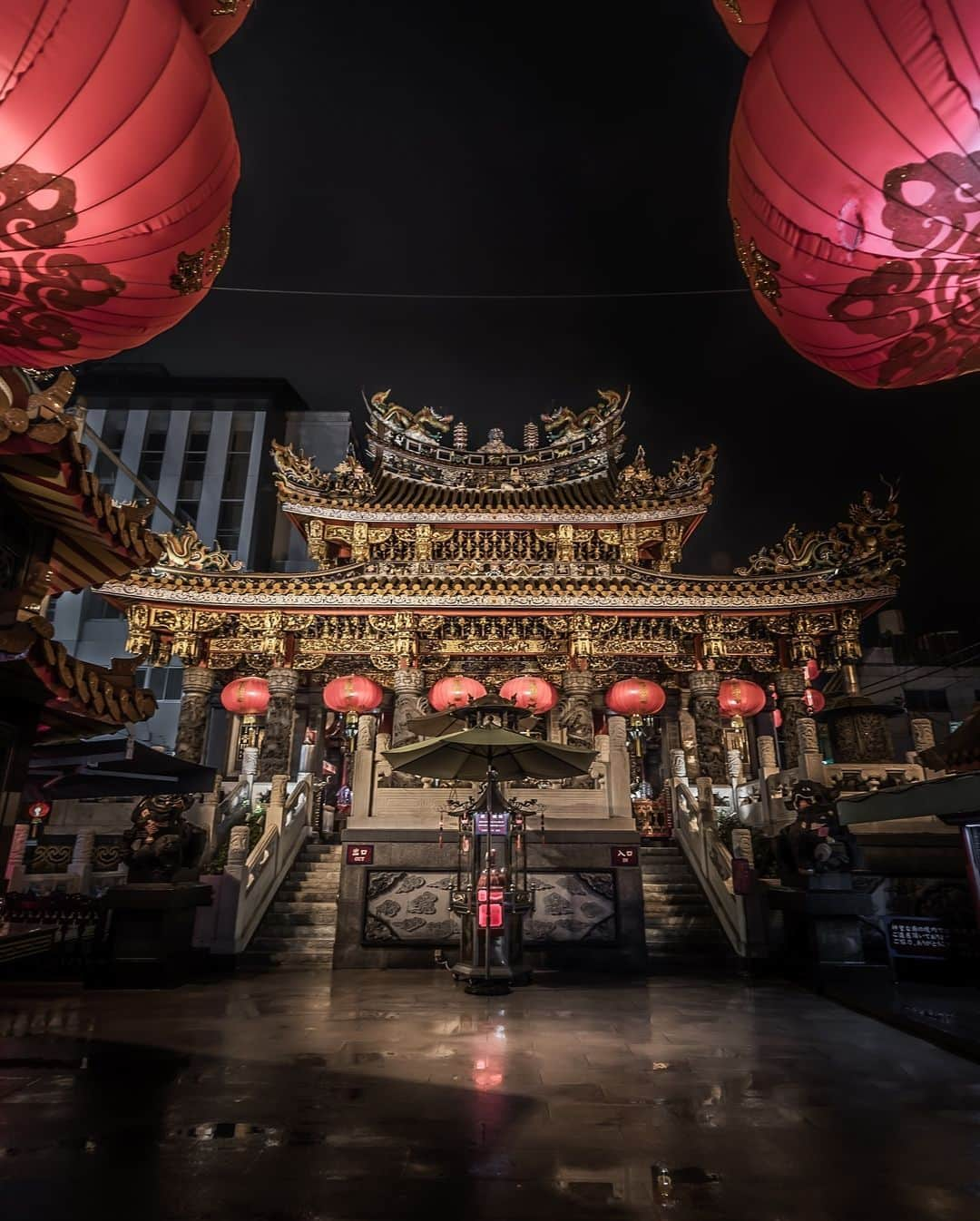 横浜市のインスタグラム：「Yokohama Chinatown is home to some of the most beautiful sights and amazing adventures in the city 🏮 Photo: @mikanino_2016  #myyokohama   #yokohama #darlingescapes #beautifuldestinations #artofvisuals #somewheremagazine #discoverglobe #travelawesome #passionpassport #lovejapan #explorejapan #japanlife #japanfocus #japan_vacations #japanrevealed #よこはま #ヨコハマ #横浜」