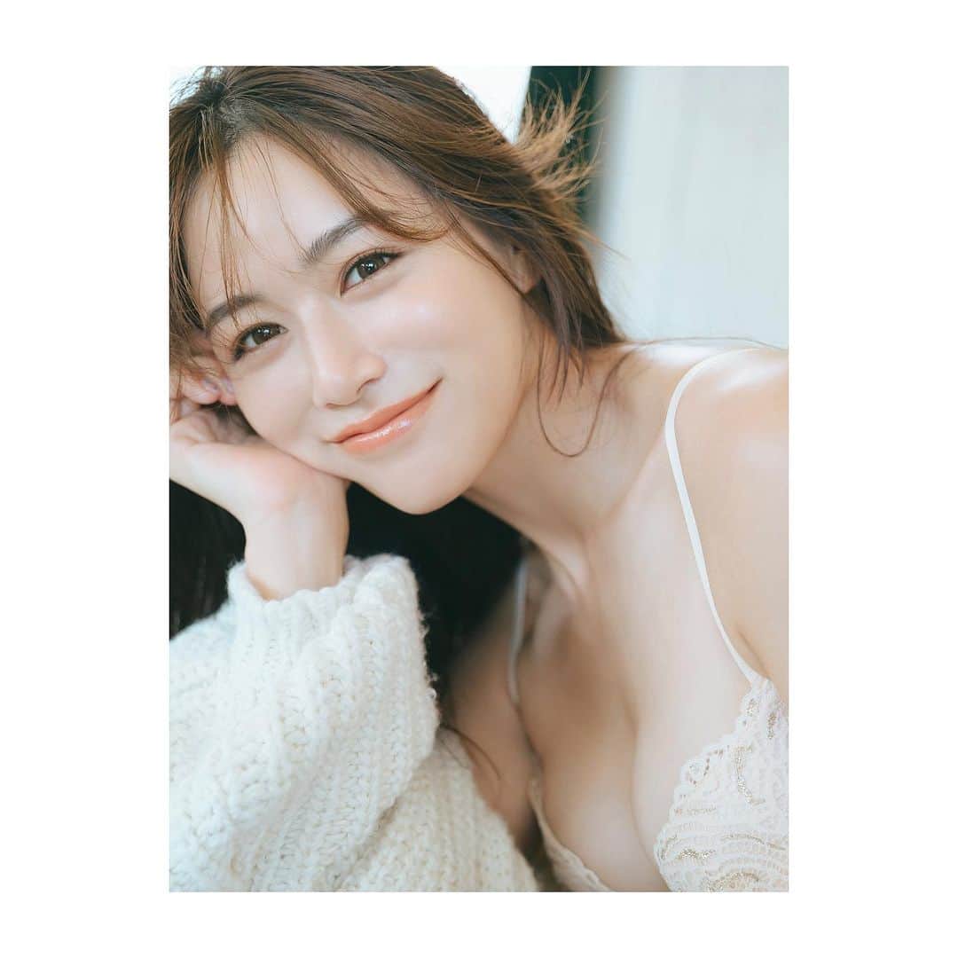 木部明美さんのインスタグラム写真 - (木部明美Instagram)「・ ⁡ my work☺︎ ⁡ ヤングジャンプ 石井 里奈さん @ri7tin1025  ヘアメイクしてます♡ ⁡ 人生初グラビアだそうです〜！！😌 ぜひ！ チェックしてみてください👏✨ ⁡ #hairmake#make#hair#きべヘアー#きべメイク🍡」12月10日 18時00分 - kibeburu