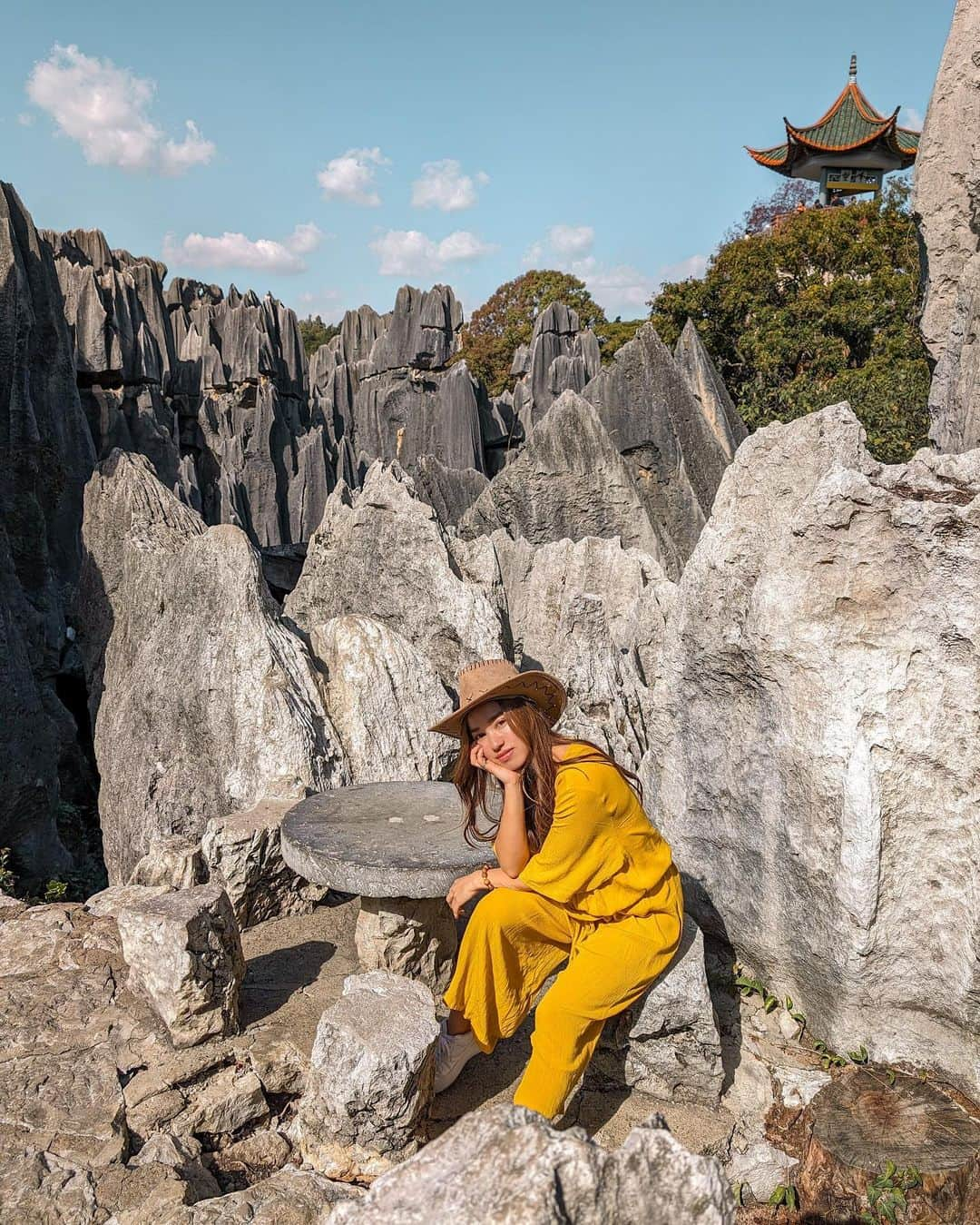 羽石杏奈さんのインスタグラム写真 - (羽石杏奈Instagram)「One of the beautiful nature creations in the world I’ve wanted to see.. Stone Forest in China! 🪨🌿  中国三番目に大きい都市昆明から車で約1時間のところにある、世界遺産の石林。 ２億７千年前の海底の隆起から、長い年月をかけて 雨水の侵食を受けて形成された、自然の奇観🪐 石の間をすり抜けるようにずっと続くハイキングコースのような遊歩道は いろんな形の石を眺めながら、地球のパワーを感じながら、 どこまででも迷って進みたくなる時間だった🌏  そういえば昆明から他の都市に移動するのに 初めて中国で新幹線に乗ったんだけど、 Trip.comからネットで簡単に予約できて 当日はパスポートを見せるだけでなにもいらず、スムーズすぎてびっくりした😳これは便利で嬉しい！ 中国へ旅するときは、ぜひTrip.com活用してみて🙌♡  #NihaoChina #NihaoYunnan #NihaoKunming #Tripcom #Travelwithtripcom #pr @China_Culture @trip.com」12月10日 17時53分 - hawaiianna913