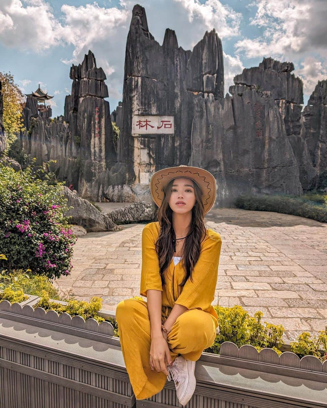 羽石杏奈さんのインスタグラム写真 - (羽石杏奈Instagram)「One of the beautiful nature creations in the world I’ve wanted to see.. Stone Forest in China! 🪨🌿  中国三番目に大きい都市昆明から車で約1時間のところにある、世界遺産の石林。 ２億７千年前の海底の隆起から、長い年月をかけて 雨水の侵食を受けて形成された、自然の奇観🪐 石の間をすり抜けるようにずっと続くハイキングコースのような遊歩道は いろんな形の石を眺めながら、地球のパワーを感じながら、 どこまででも迷って進みたくなる時間だった🌏  そういえば昆明から他の都市に移動するのに 初めて中国で新幹線に乗ったんだけど、 Trip.comからネットで簡単に予約できて 当日はパスポートを見せるだけでなにもいらず、スムーズすぎてびっくりした😳これは便利で嬉しい！ 中国へ旅するときは、ぜひTrip.com活用してみて🙌♡  #NihaoChina #NihaoYunnan #NihaoKunming #Tripcom #Travelwithtripcom #pr @China_Culture @trip.com」12月10日 17時53分 - hawaiianna913