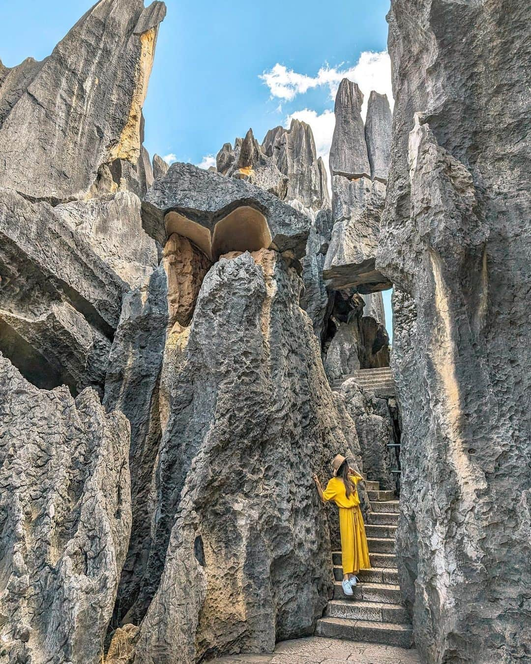 羽石杏奈さんのインスタグラム写真 - (羽石杏奈Instagram)「One of the beautiful nature creations in the world I’ve wanted to see.. Stone Forest in China! 🪨🌿  中国三番目に大きい都市昆明から車で約1時間のところにある、世界遺産の石林。 ２億７千年前の海底の隆起から、長い年月をかけて 雨水の侵食を受けて形成された、自然の奇観🪐 石の間をすり抜けるようにずっと続くハイキングコースのような遊歩道は いろんな形の石を眺めながら、地球のパワーを感じながら、 どこまででも迷って進みたくなる時間だった🌏  そういえば昆明から他の都市に移動するのに 初めて中国で新幹線に乗ったんだけど、 Trip.comからネットで簡単に予約できて 当日はパスポートを見せるだけでなにもいらず、スムーズすぎてびっくりした😳これは便利で嬉しい！ 中国へ旅するときは、ぜひTrip.com活用してみて🙌♡  #NihaoChina #NihaoYunnan #NihaoKunming #Tripcom #Travelwithtripcom #pr @China_Culture @trip.com」12月10日 17時53分 - hawaiianna913