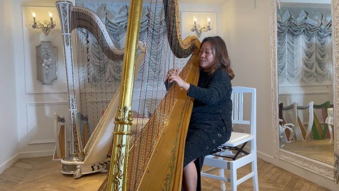 松岡みやびのインスタグラム：「#パリッシュアルバース #イタリアオペラ #bellini   full version YouTube"miyabi harp" Famous harpist,Kaori graduated from Juilliard music school plays variations by opera"Norma".She was a jury of the USA international competition and Soka competition.   ジュリアード音楽院卒業 日本ハープコンクール優勝 USA国際ハープコンクール入賞 草加国際コンクール、USA国際コンクール審査員  と立派な経歴で海外にて活躍していらっしゃる有名なハープ奏者、大竹香織さんが遊びに来て素晴らしい演奏を披露してくださいました！  香織さんとは、16歳でお互いに日本ハープコンクールで優勝した授賞式🏆で会ってから、なんと！34年ぶりの再会。  カナダ在住のハーピストでお姉様のMiya美弥さんと一緒に遊びに来てくれました。  香織さんも私も10代からクラシック音楽の本番である海外の国々で学んできたので、日本独特のメトロノーム通りに均一にはじく音楽教育が世界に通用しないのを残念に思っています。  海外の審査員は、日本人の演奏を「Japanese machineジャパニーズ・マシーン」と呼んで馬鹿にしているからです。  ミスばかり気にして暗くて固い音色になるのはもったいない！  ミスしてものびのび歌いながら自己開放するハープを、みやびさんと一緒に広めていきたい！  と熱い想いをもって久しぶりに会いたいと連絡をくださったkaoriさん＆Miyaさん  ありがとうございました💕  音楽家の教育ママに厳しく育てられた共通点もあって、盛り上がった楽しいひとときでした✨😆  @otakekaori  香織さんアカウント  full version YouTube"miyabi harp" 10分にわたる熱演お楽しみください❣️🔥❣️」