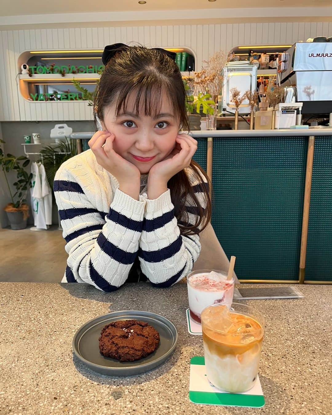 須田理夏子のインスタグラム：「・ ・ ・ 友達がやってるカフェ行ってきた💕 メニューで【いつも飲んでる飲み物】っていうのがあって 頼んでみたんだけど、りかの大好物の「いちごミルクだよね？」って当てられてビックリした😳笑 そんな、りかってそんないちごミルクが好きそうな顔してる？🍓🍼 ※X(旧Twitterとは違うバージョン📸)   #友達がやってるカフェ  #原宿カフェ  #原宿  #Cafe  #カフェ巡り   #おしゃれ #fashion  #無加工  #ポートレート  #iPhoneカメラ  #低身長コーデ  #me #系統バラバラ系女子  #須田理夏子  #乃木坂好きな人と繋がりたい #乃木坂好きな女ヲタさんと繋がりたい #photo  #photography #followｍe  #他撮り  #いちごミルク #いちごみるく  #大好物」