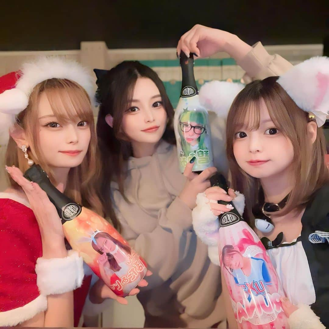 sayaのインスタグラム：「. . かわい子ちゃん達とBARイベント🍾 最終日も楽しもうー🎄💞 . . 東京.大阪.名古屋.北海道.博多でBAR一日店長イベント開催✨ 店長をしてくださるインフルエンサーさん大募集🩵 . . 未経験でも大丈夫です☺️ ライバーさん、ユーチューバーさん、アイドルやモデルの方、夜経験者等やってみたいー！って方は是非DMにてお気軽にお問い合わせください🩵  私も一緒にやるのでお一人からでも安心してください🫰 お友達と一緒にでも🫶 . #ティックトック#ティックトッカー#モデル#芸能#事務所#撮影モデル#ブレイキングダウン#撮影#ヘアメイク#ヘアアレンジ#東京カフェ#BAR#横浜BAR#東京BAR#一日店長#1日店長#イベント#BARイベント#チェキ会#大阪BAR#名古屋パー#北海道BAR#博多BAR#インフルエンサー#ライバー#アイドル#YouTuber#ホスト#ゲーマー#オリシャン」