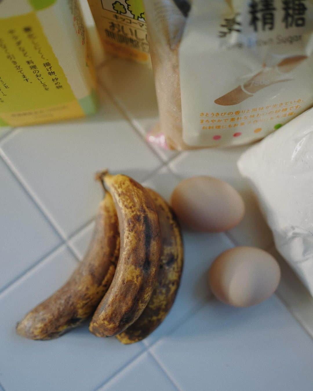 池田泉さんのインスタグラム写真 - (池田泉Instagram)「⁡ ⁡ SUNDAY🍌 完熟した甘みが増したバナナをケーキにするのは 我が家の鉄板おやつ。 （といっても休みの日にしか絶対作れない、、） 家にある材料でできるベースのレシピ。メモ。 ナッツ足したり、ココアパウダー、チョコ足したり、 スパイス足したり。油の量は豆乳で調整して。 ⁡ バナナケーキ 米粉　150g 米油　60-70g 豆乳　大さじ1 バナナ　2-3本 きび砂糖　50g 卵　2個 ペーキングパウダー 小さじ1 ⁡ 180度40分〜 ⁡」12月10日 17時59分 - xxizumi123xx