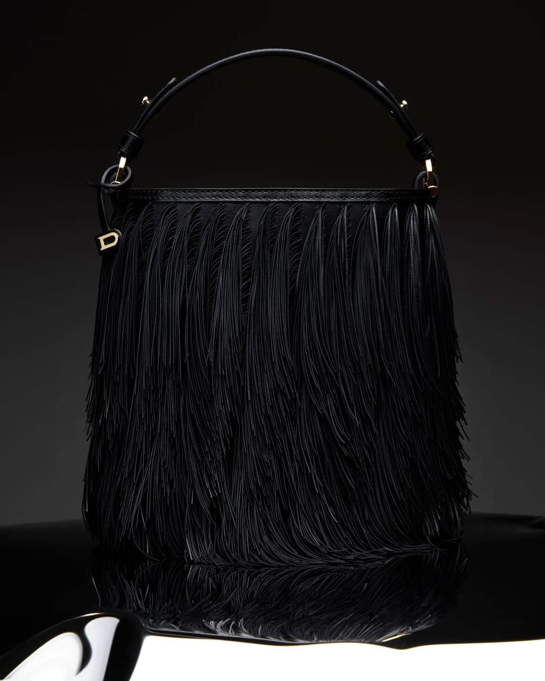 デルボーのインスタグラム：「The art of seduction.⁣ ⁣ The Josephine comes alive with every movement. Crafted in soft fringe cut from Supple Calf leather, the silhouette is inspired by the joy and inhibition of the 1920s and is designed to capture the era’s freedom, sensuality and self-expression. ⁣ ⁣ #Delvaux」