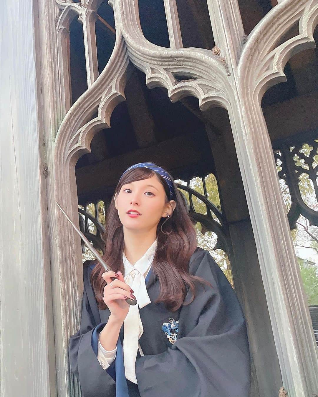 彩川ひなのさんのインスタグラム写真 - (彩川ひなのInstagram)「実は#ホグワーツ魔法魔術学校 に在学してる#レイブンクロー 生なのです🧙‍♀️  “  計り知れぬ英知こそ、われらが最大の宝なり！  ”  #ハリポタツアー とんでもなかった！！！ セリフ言えちゃうぐらいハリポタおたくなんだけどね、終始大興奮でした…！！！！🤤♡  #ハリポタの1番の推しは #圧倒的に #シリウスブラック です♡ #2番目の推しは #ベラトリックスレストレンジ ！ #ブラック家らぶ  #ちなみに  #ギルデロイロックハート 先生は #レイブンクロー生 OBです  #スタジオツアー東京 #studiotourtokyo #ハリポタ  #wbtourtokyo  #themakingofharrypotter # ハリーポッタースタジオツアー #ハリーポッター #harrypotter」12月10日 18時05分 - hinano_ayakawa