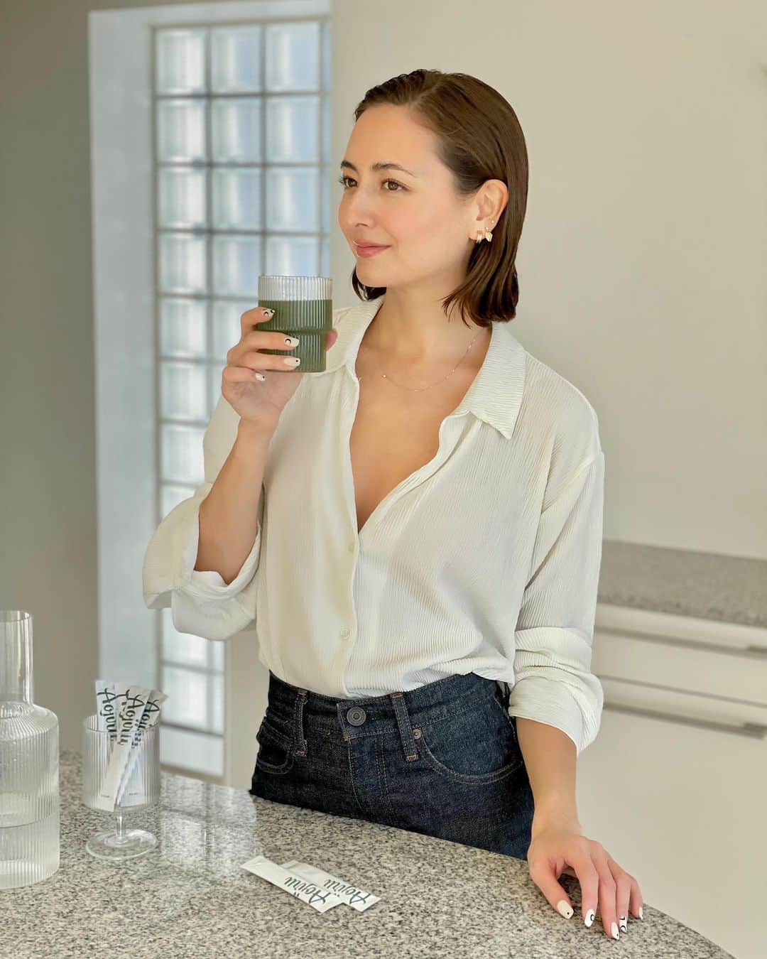 エリーローズさんのインスタグラム写真 - (エリーローズInstagram)「Additive free green juice🥛🥬 仕事や予定が立て込んてで外食ばっかりだと、あ！ちゃんと生野菜食べれてないかも...って時たまにあったり、冬は寒くて生野菜食べたい欲も低下してたりで、気づいたら野菜不足してることってありますよね？  特にお肌やお腹の調子がよくない時は青汁に助けられてることが多くて、パウダー状だからお水やアーモンドミルクにとかしたり、ランや筋トレあとのプロテインに混ぜて飲んだり、毎日簡単にグリーンが摂取できるから楽🫶🏻  imoのオーガニック青汁は国内産成分配合＆無添加処方だから安心◎  パッケージもシンプルだから旅行のとき持ち歩いてても恥ずかしくないやつw  こつこつ型の私は1ヶ月くらい飲んでるけど、お肌もお腹も徐々にトラブル知らずに😌お肌もメイクで隠すのではなく、インナーケアしっかりすればノーメイク肌も自信持てるようになるのです！  @imo_aojiru #aojiru」12月10日 18時05分 - ellirose