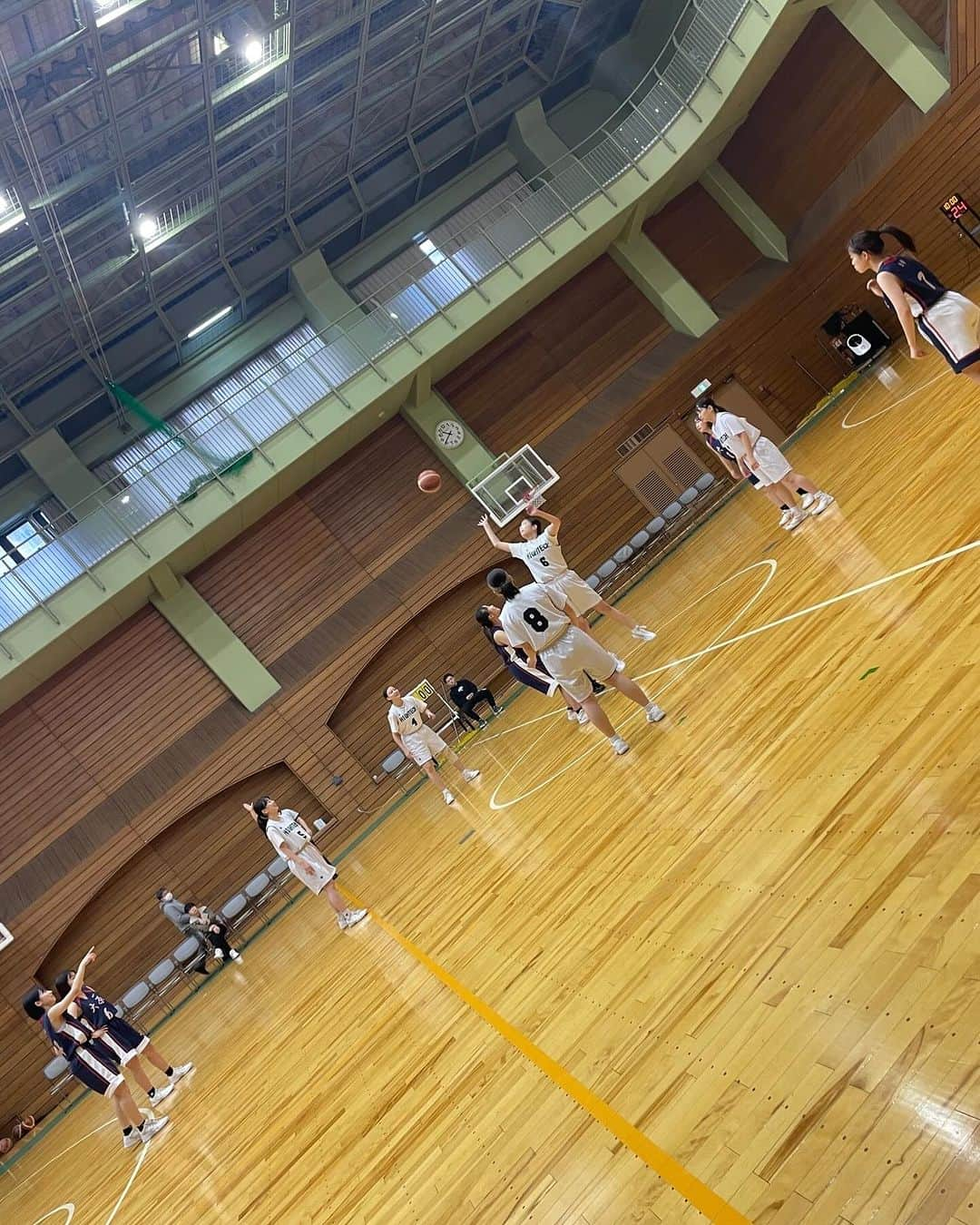 [公式]大阪ハイテクノロジー専門学校のインスタグラム：「ハイテク女子バスケ部🏀 関西専門学校体育連盟秋季リーグ最終戦 98-24で勝利をおさめることできました✌️✨ 選手のみなさんお疲れ様でした😊  #大阪ハイテク #専門学校 #医療 #スポーツ #バイオ #再生医療 #人工知能 #授業 #実習 #アスレティックトレーナー #鍼灸師 #柔道整復師 #臨床工学技士 #バイオ技術者 #AIエンジニア #新大阪 #高校生 #部活 #バスケ部」