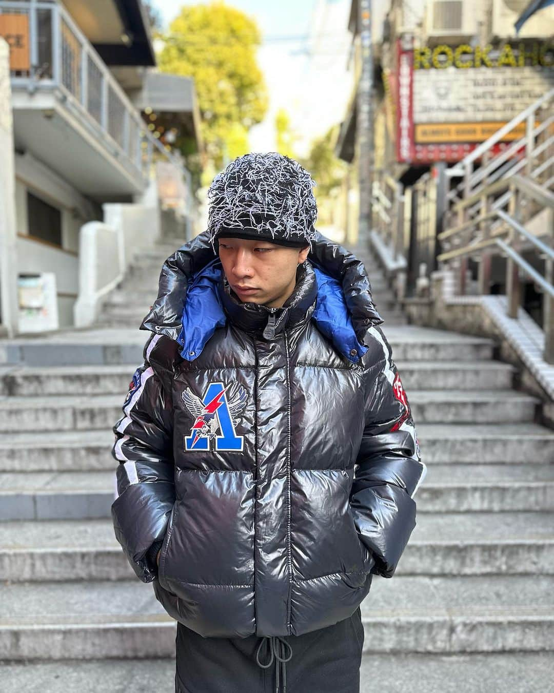 GROW AROUNDさんのインスタグラム写真 - (GROW AROUNDInstagram)「#growaroundnewarrivals  AVIREX  VARSITY DOWN JACKET  USラインのこちらのモデルは 光沢感のあるナイロン生地を使ったダウンジャケットでFILLは90/10 Duck downになっています。 フードは取り外しでき、VARSITY JACKETの様なワッペンになっています。」12月10日 18時06分 - growaround