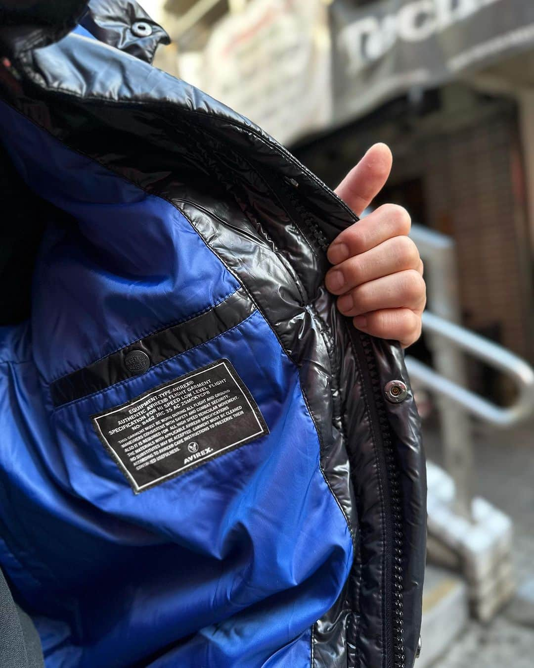 GROW AROUNDさんのインスタグラム写真 - (GROW AROUNDInstagram)「#growaroundnewarrivals  AVIREX  VARSITY DOWN JACKET  USラインのこちらのモデルは 光沢感のあるナイロン生地を使ったダウンジャケットでFILLは90/10 Duck downになっています。 フードは取り外しでき、VARSITY JACKETの様なワッペンになっています。」12月10日 18時06分 - growaround