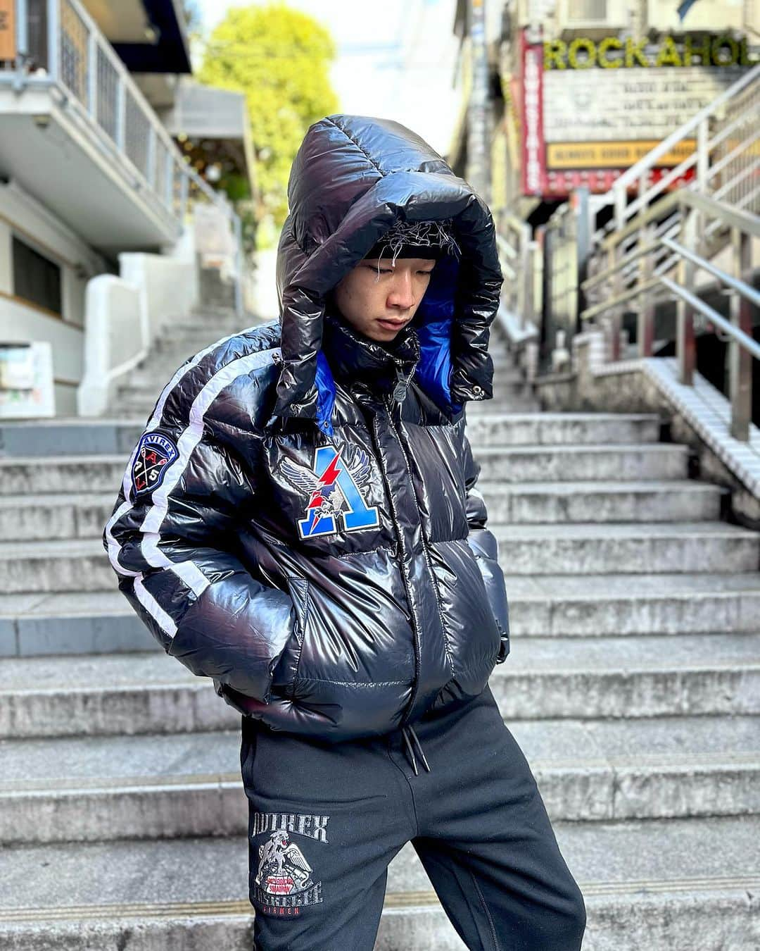 GROW AROUNDさんのインスタグラム写真 - (GROW AROUNDInstagram)「#growaroundnewarrivals  AVIREX  VARSITY DOWN JACKET  USラインのこちらのモデルは 光沢感のあるナイロン生地を使ったダウンジャケットでFILLは90/10 Duck downになっています。 フードは取り外しでき、VARSITY JACKETの様なワッペンになっています。」12月10日 18時06分 - growaround