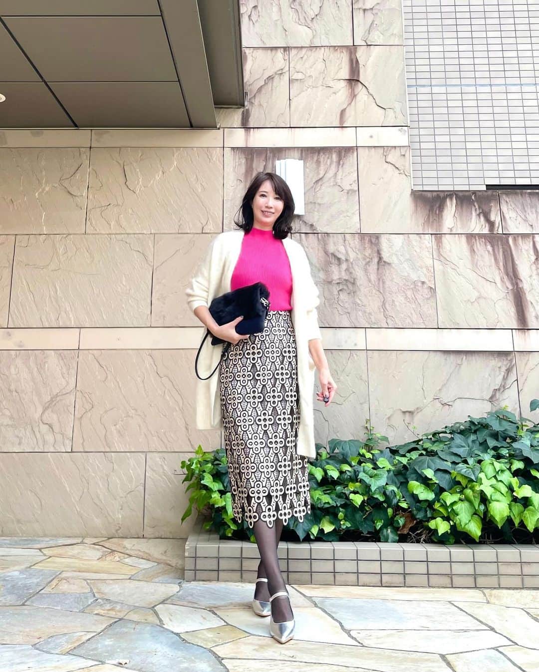 奈々さんのインスタグラム写真 - (奈々Instagram)「#いつかのコーデ   以前、カーディガン羽織ってない バージョンも投稿してます💖  シルバーパンプス素敵😍  これから来る クリスマスなど 女子会やデートコーデなどにも❤️  @fabbyfabby_tokyo   ストラップサンダル (495018）  いつも見てくださり 優しいコメント ありがとうございます💕  #レーススカート #シルバーパンプス #パンプスコーデ #パンプス女子 #エレガントコーデ #ミセスモデル #カーディガンコーデ #カーディガン #エレガントスタイル #エレガントファッション #クラッチバッグ #黒スト #黒ストッキング #アラフィフモデル #allureville #fabbyfabby_tokyo #fabbyfabby #オシャレパンプス#anayi #アナイ #アルアバイル」12月10日 18時07分 - nanafujn