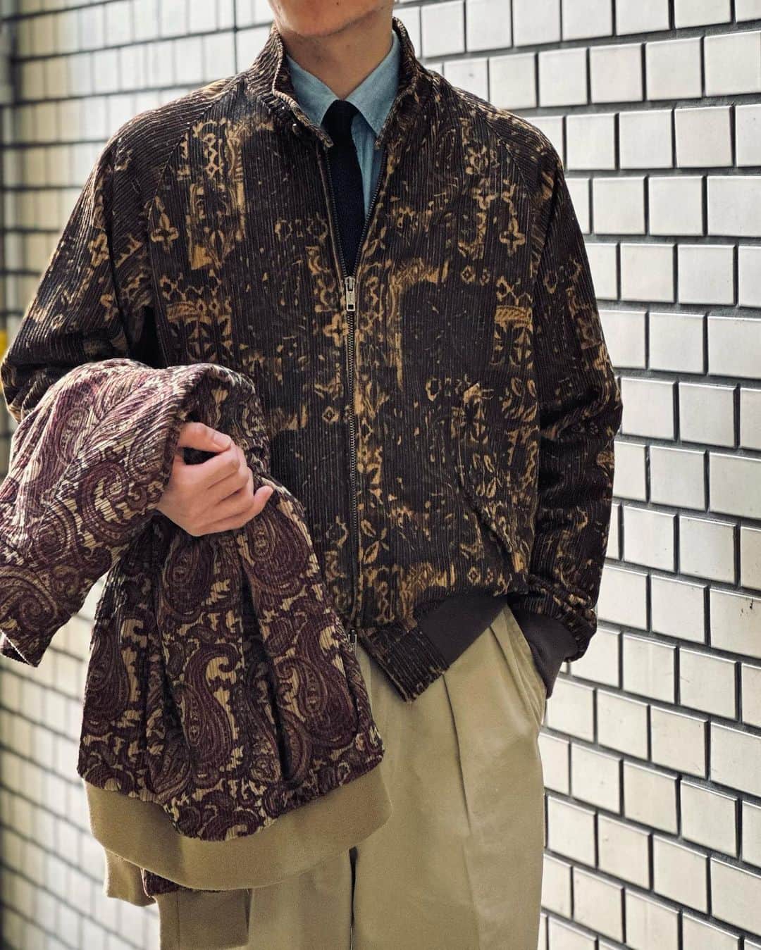 BEAMS+さんのインスタグラム写真 - (BEAMS+Instagram)「・  BEAMS PLUS RECOMMEND  BEAMS PLUS  "Corduroy Print Harrington Jacket."  Corduroy fabric with ridges of varying thickness. The pattern gives a classic look with an impression of depth. Cupra lining gives it a luxurious feel. The zips and other details are also carefully designed.  -------------------------------------  太さの異なる畝が特徴のコーデュロイ生地。奥行きのある印象の柄がクラシックな表情。裏地にはキュプラ素材で高級感を演出。ジップなど細部にも拘っています。   #beams #beamsplus #beamsplusharajuku  #mensfashion #corduroy」12月11日 20時00分 - beams_plus_harajuku