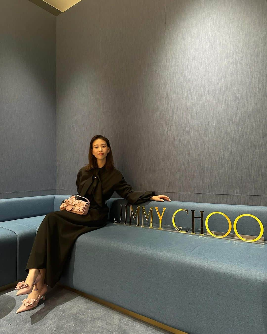 森川葵さんのインスタグラム写真 - (森川葵Instagram)「👠#JIMMYCHOO  .  銀座にあるジミーチュウのコンセプトストアにお邪魔してきました。日本で一番大きな店舗で、2階にあるソファが広々してて素敵でした。 ぜひ遊びに行ってみてね☺️  そしてクリエイティブディレクターのサンドラさんにも会えてご挨拶できたよ…つたない英語だけど少し話せたよ🥲がんばった…とっても優しくて感激でした…。  #jimmychooginza #ジミーチュウ #pr」12月10日 18時11分 - aoi_morikawa0617