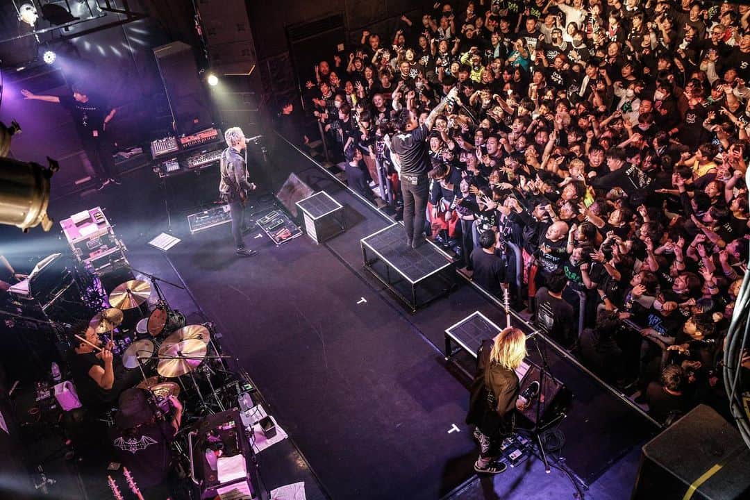 MAH のインスタグラム：「SiM “PLAYDEAD” WORLD TOUR SEASON 1 in 🇯🇵 Day 18 at B.9 V1 Kumamoto.  #SiM #PLAYDEAD #ROTTENGRAFFTY  📷 @koheisuzukiphoto」