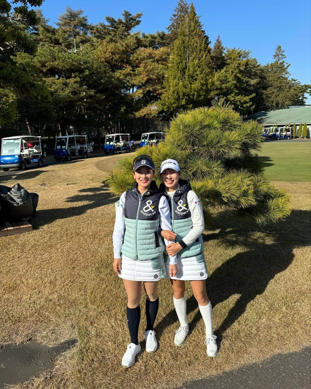 松田鈴英のインスタグラム：「つるちゃんとプライベートゴルフ⛳️🏌️‍♀️ お揃いコーデ❤️💚💛  #わらいすぎてお腹痛い  #お揃いコーデ  #つるちゃんありがと  @tsurukare」