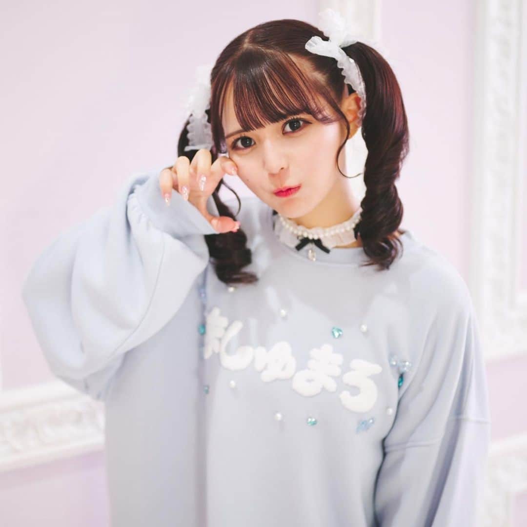 Ank Rougeのインスタグラム：「【press】  ♡Ank Rouge 2023 AW collection vol.6♡ 【 Diner♡Girl 】  公式通販サイトAilandにて公開中✨  ♡ ましゅまろプルオーバー 価格 ¥14,300  ♡プチリボンチョーカー 価格 ¥3,850  ♡フェザーリボン レースソックス 価格 ¥5,390  ♡ ツイードリボンシューズ 価格 ¥16,500  model▶︎桜井ひかるちゃん @hikarunroll_   #ankrouge」