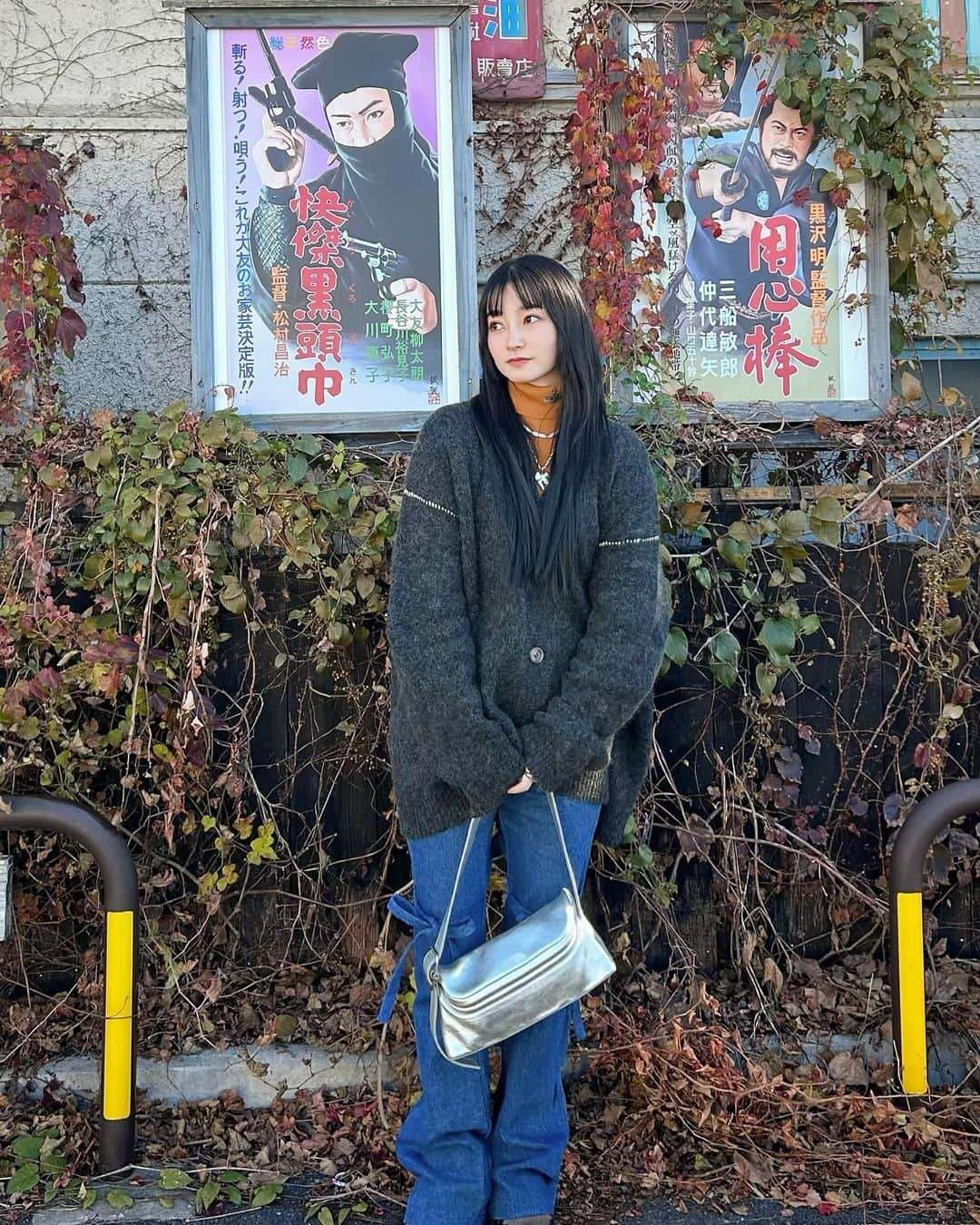 梅村奈央さんのインスタグラム写真 - (梅村奈央Instagram)「#青梅市 に行ってまいりました！ 駅を出てすぐもうレトロで溢れかえってて、昭和にタイムスリップしたような感覚でした🧚‍♀️ 都内だけどすごくゆっくりと時間が流れてる感じがよかったなぁ☺️ 可愛いお店もあって観光もできて、本当楽しかった〜🫶 やべっち誘ってくれてありがとう☺️ ・ @umetama.official #うめたま #うめたまレトロ #昭和レトロ #青梅観光 #繭蔵 #昭和レトロ商品博物館 #シネマネコ #cinemaneko #omekoala #일본감성 #레트로감성 #도쿄관광 #오우메 #うめしふく #mm6maisonmargiela #viviennewestwoodvintage #heyme #헤이미 #osoi #오소이 #오소이가방 #aj1high」12月10日 18時16分 - umemuranao