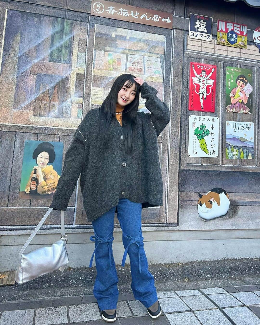 梅村奈央さんのインスタグラム写真 - (梅村奈央Instagram)「#青梅市 に行ってまいりました！ 駅を出てすぐもうレトロで溢れかえってて、昭和にタイムスリップしたような感覚でした🧚‍♀️ 都内だけどすごくゆっくりと時間が流れてる感じがよかったなぁ☺️ 可愛いお店もあって観光もできて、本当楽しかった〜🫶 やべっち誘ってくれてありがとう☺️ ・ @umetama.official #うめたま #うめたまレトロ #昭和レトロ #青梅観光 #繭蔵 #昭和レトロ商品博物館 #シネマネコ #cinemaneko #omekoala #일본감성 #레트로감성 #도쿄관광 #오우메 #うめしふく #mm6maisonmargiela #viviennewestwoodvintage #heyme #헤이미 #osoi #오소이 #오소이가방 #aj1high」12月10日 18時16分 - umemuranao