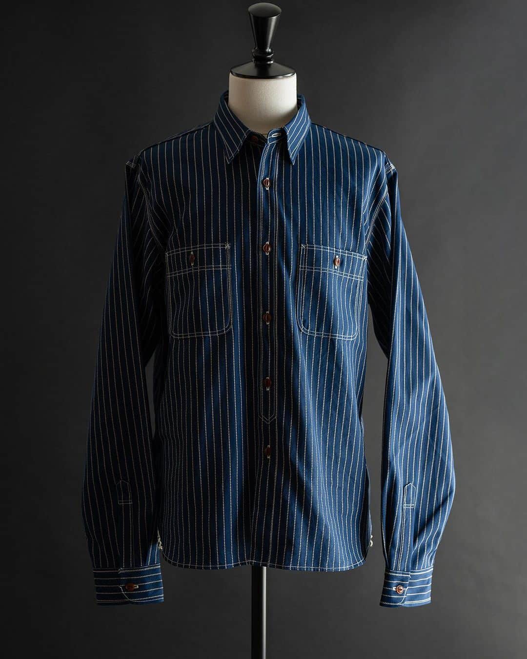 BIG JOHNのインスタグラム：「Selvage Chambray Shirts Wabash 岡山県井原市産のセルビッチシャンブレーを使用したワークシャツです。 昭和初期の力織機でゆっくり時間をかけて織った、5ozセルビッチシャンブレー。 インディゴで染められた生地に小さなドットの連続を抜染処理し、ストライプ柄を表現しております。 縫製はワークシャツ特有のトリプルステッチ仕様で、長く愛用いただけるように丈夫な作りになっております。 釦は南米の（タグワヤシ）の木から自然に落ちる実を丁寧に研磨し、仕上げたNutボタンを使用しました。ひとつひとつ異なる美しい柄もお楽しみください。  MS003R-055P 17,600円（税込）  matsu  @bigjohnjeans  @bigjohnshop  @bigjohntokyo  @bigjohnosaka  #bigjohn #bigjohnjeans #ビッグジョン #okayama #kurashiki #kojima #ジーンズ #デニム #denim #fashion #ootd #jeans #love #madeinjapan  #japan  #model #シャンブレーシャツ #アメカジ  #伝統 #革新#国産 #セルビッチシャンブレー #shambrayshirt#wabash」