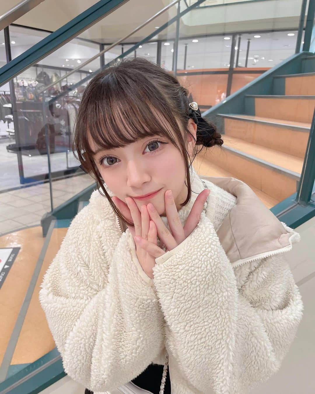 坂本理紗のインスタグラム：「お母さんとお出かけした日 ・ ・ ・  #アイドル  #冬コーデ  #ニットコーデ  #ホワイトコーデ  #ツインお団子  #フレンチガーリー  #05」