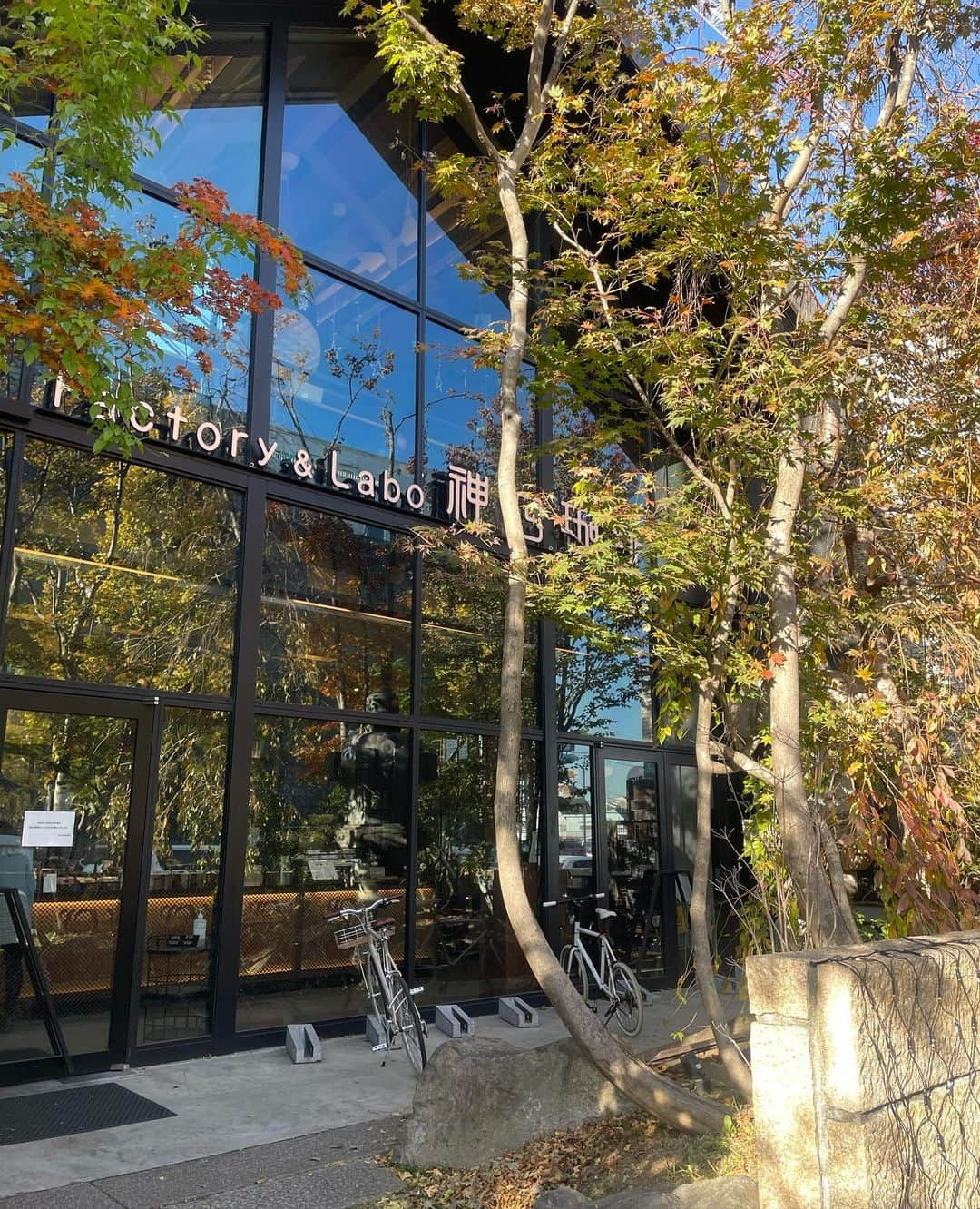 真雪のインスタグラム：「最近行ったお気に入り紹介  📍神乃珈琲　学芸大学  本当に落ち着くし、コーヒーの種類もあって、スイーツもめちゃ美味しい〜  土日は人がたくさんいて席をとるにも並んだりする！ので平日おすすめ  📍ONIBUS COFFEE中目黒  2階にもテラスにも席があったので土日だけどすぐ入れたりした〜 カフェラテとバナナブレッド美味しすぎた🍌  📍中目黒びーふてい  お気に入りの焼肉屋さんにランクインしました〜 最高にタンが美味しくて🫥 ご飯たくさん食べてしもうた、、、 また行きたい  @uggjapan  履きやすすぎて毎日履きたい 中モコモコで最高です」