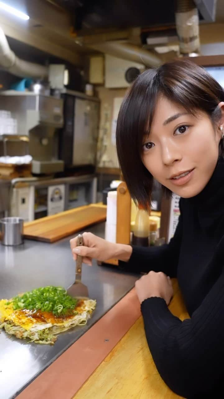 わちみなみのインスタグラム：「教えてもらった 美味しいお好み焼きやさん😋  いか天入りが美味しいらしい  みんなはへらで食べられますか？  📍はぜや 〒730-0051 広島県広島市中区大手町３丁目３−１７  #お好み焼き　#観光 #はぜや　#デート　#デート飯 このまえから、風　笑」