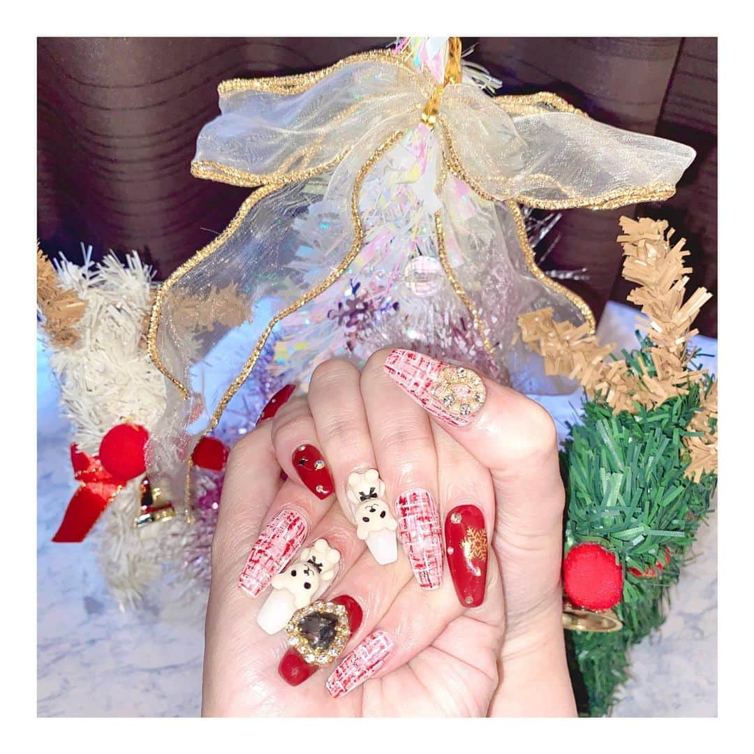 りせりさんのインスタグラム写真 - (りせりInstagram)「🎄.* ⁡ ⁡ ⁡ 冬ネイル超可愛い♡ ⁡ 今回は🧸つけてみた！ 愛着湧く…今日から大事に育てます🌷笑 ⁡ いつもありがとうございます！ 大大大満足🫶🏻 ⁡ ⁡ ⁡ #冬ネイル #ネイル #くま  @rsr_0717  #冬ネイル #ネイル #くま #可愛い #クリスマス #おすすめ #ロングネイル #雪 #冬 #ギャル #お洒落 #ファッション #winter #nails #bear #cute #christmas #xmas #longnails #snow #gal #fashion #instagram #instagood」12月10日 18時25分 - rsr_0717