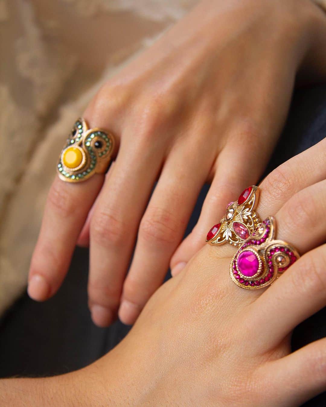 サテリットのインスタグラム：「✶ Du vert, du jaune et du rose sous le sapin ! Les couleurs explosent et les strass irradient de lumière, de quoi sublimer vos looks de fête 💫   Vous adorez ? Nous aussi ! . #satelliteparis #christmaswishlist #souslesapin #cadeauxdenoel #bijoux #bijouxhautefantaisie #bienvenueailleurssatellite #jewelry #bijouxfaitmain #bagues」