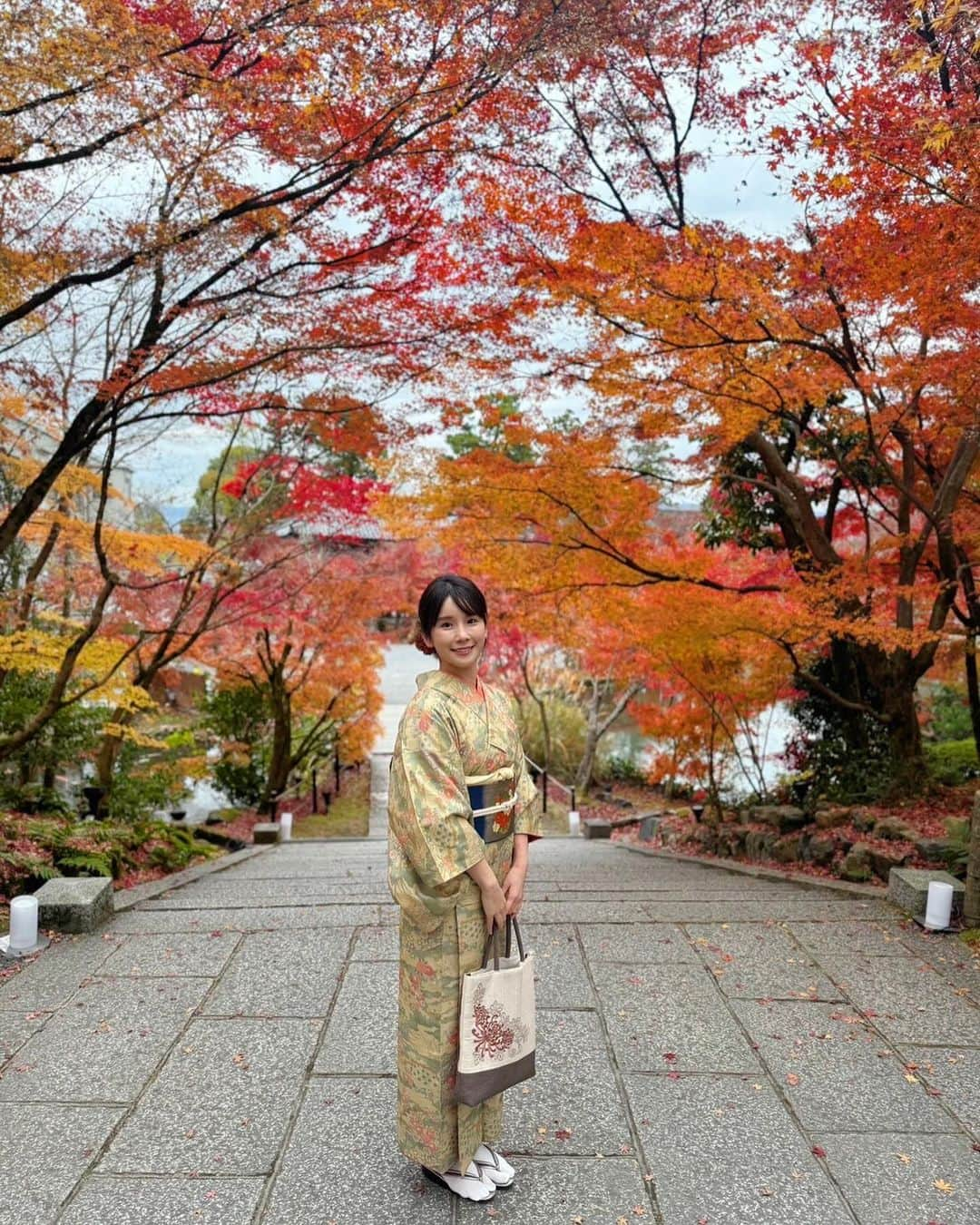 道重佐保のインスタグラム：「「そうだ 京都、行こう」なお写真🍁  ♪My Favorite Things が流れてきそうでしょう〜🎹❤︎ふふふ  古今和歌集に「モミジの永観堂」と詠まれている、禅林寺永 観堂へ🥰 （どこにいるでしょう？！の問いにぴったり正解を出している方もいて！流石です！👏🏻そして山口か？いや東京か？奈良？いやいや京都な気はするぞ？！と考えてくださったみなさんもありがとう☺️)  紅葉が綺麗な季節の京都へ一度行ってみたかったんですよね。しかも素敵なお着物で歩くことが出来て大満足です！👘✨  お着物とヘアセットは @kyonomiyako_kyotoekimaeten さん！ありがとうございました🙇🏻‍♀️  短い時間やったけど、写真に動画に沢山あるので投稿まだまだ続きます️📝  . . .  PR @kyonomiyako_kyotoekimaeten #京乃都京都駅前店 #kyonomiyakokyotoekimaeten #京都着物レンタル #京都着物着付け #japaneseculture #kimono #wa #wafuku #kyoto  #japanesekimono #和 #和装 #和服 #京都 #京都紅葉  #紅葉 #autumn #autumnvibes #autumvibes🍁 #autumleaves #🍁 #iphone撮影  #portrait #japanesegirl #ig_japan #followme #ootd #日本的 #道重佐保 #michishigesaho」