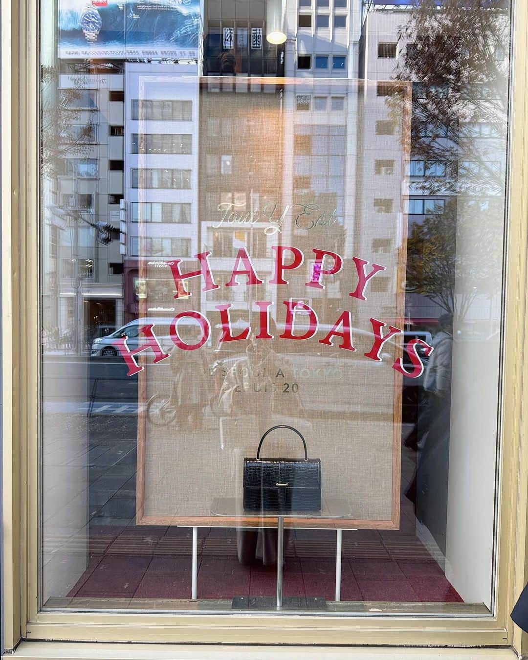 ちょびのインスタグラム：「HAPPY HOLIDAYS🎄🎅🏻🤍 クリスマスももう少し✨ つむはポケモンにどはまりで、サンタさんに頼むものをギリギリになってスマホロトムに変更したみたい👦🏻🎅🏻  それにしても12/15〜はじまるハッピーセットの50周年キティちゃんが可愛すぎて楽しみ、、、🐈🎀」