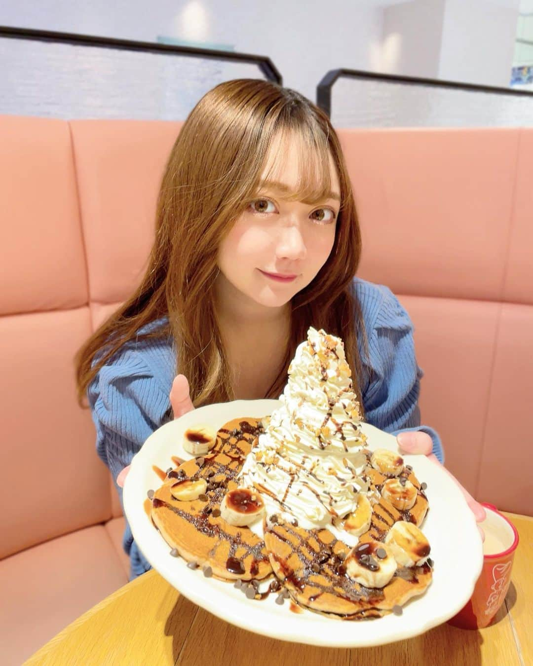 小澤しぇいんのインスタグラム：「誕生日まであと1週間💙  友達が超早めに誕生日お祝いしてくれました！🥞 すごくボリューミーなパンケーキを2人でラーメン食べてから食べたのでお腹パンパンでした🐷  実は小澤誕生日に向けて思いっきりイメチェンしたので、誕生日当日まで投稿控えますね😉お楽しみに❣️」