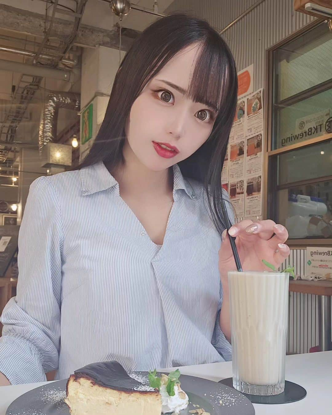 なつみのインスタグラム：「食べることが大好き🤤💕⁡ 店内は落ち着いた雰囲気で居心地良かった🍃 ⁡ソファー席もおしゃれで迷った😂⁡ ⁡バスクチーズケーキとスムージー美味しかったなぁ🥰⁡ ⁡⁡ ⁡#ライブ配信#ライバー#八重歯#宅建士#宅建#宅地建物取引士#不動産営業#イギリス留学#バセドウ病#吃音症#過敏性腸症候群#🧢なつみ👻🍊#グルメ#ファッション#美容#バスクチーズケーキ#プロテインスムージー#川崎カフェ#ファッション誌モデル#着物モデル#gravesdisease#stuttering」