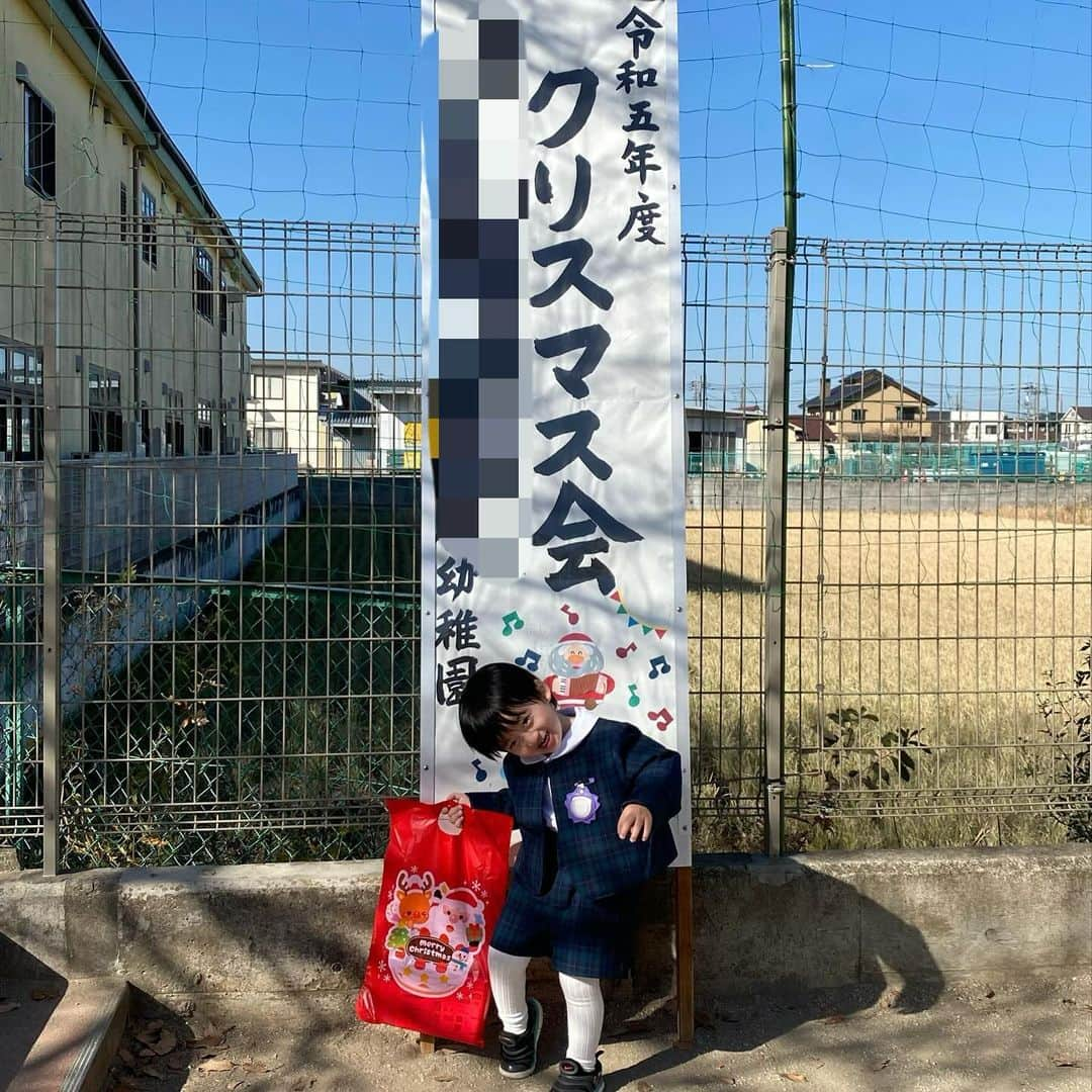 小泉留菜さんのインスタグラム写真 - (小泉留菜Instagram)「🎄🎅🏻🔔 . . 幼稚園のクリスマス会🎄✨ 前々日まで役知らなくて衣装の指定された色が緑だったから 何役なんだろ〜って調べたらカエル🐸？て 予想してて本当にカエル🐸でハマり役すぎて笑った☺️👏🏻 終始飛び跳ねてて踊るところはしっかり踊れてた💃💃 . . 途中泣いちゃった子とか、わけ分からなくなっちゃった子に 対して、こっちだよ！とかよしよしやってるの見て うーちゃん生まれてから ほんとお兄ちゃんになったなぁと🥹🫶🏻 成長感じて感極まりそうになった😂👏🏻 . . お疲れ様カエルくん🐸👏🏻👏🏻👏🏻 #幼稚園 #お遊戯会  #3歳 #3歳男の子 #3歳児 #ママ #男の子ママ #ママスタグラム #25歳ママ #口唇口蓋裂 #関東ママ #埼玉ママ #第二子 #赤ちゃん #ベビー #baby #女の子ママ #2児ママ #0歳 #0歳児 #0歳児ママ #兄妹  #生後6ヶ月 #6ヶ月ベビー #6ヶ月」12月10日 18時36分 - runa_tyobin