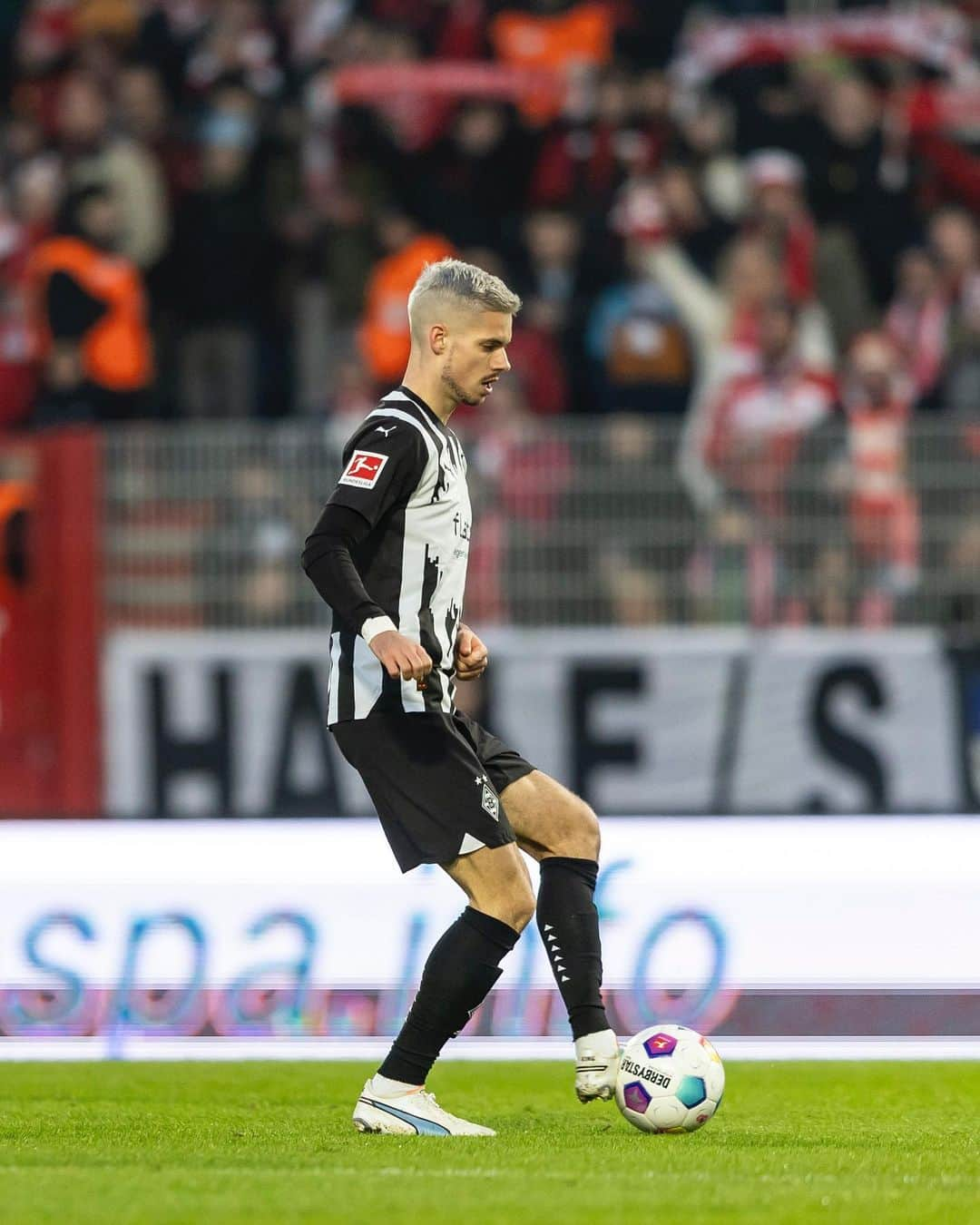 ユリアン・ヴァイグルのインスタグラム：「Leider viel zu wenig von uns gestern! Der Support war wie immer Wahnsinn 👏🏽 @borussia  Jetzt heißt es voller Fokus auf das letzte Heimspiel für das Jahr 2023⚫️⚪️🟢」