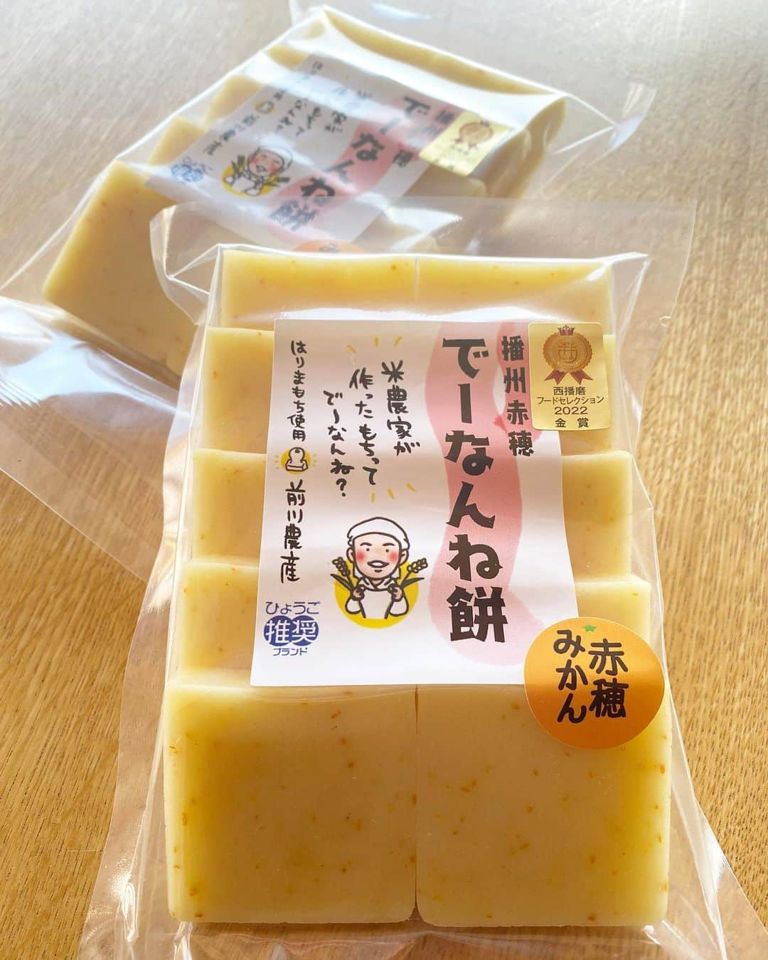 祥吉のインスタグラム：「赤穂のみかんもち 前川農産さんのみかんもちの販売が 祥吉でも始まりました 赤穂みかんの皮もあますことなく 赤穂みかんをまるごと使った優しい甘さのみかんもちを今季もお楽しみください  #前川農産 さん @maekawa_nousan  #みかんもち #赤穂みかんもち #赤穂みかん餅  #でーなんね餅  #赤穂土産 #播州赤穂 #赤穂 #西播磨フードセレクション  #西播磨フードセレクション金賞」