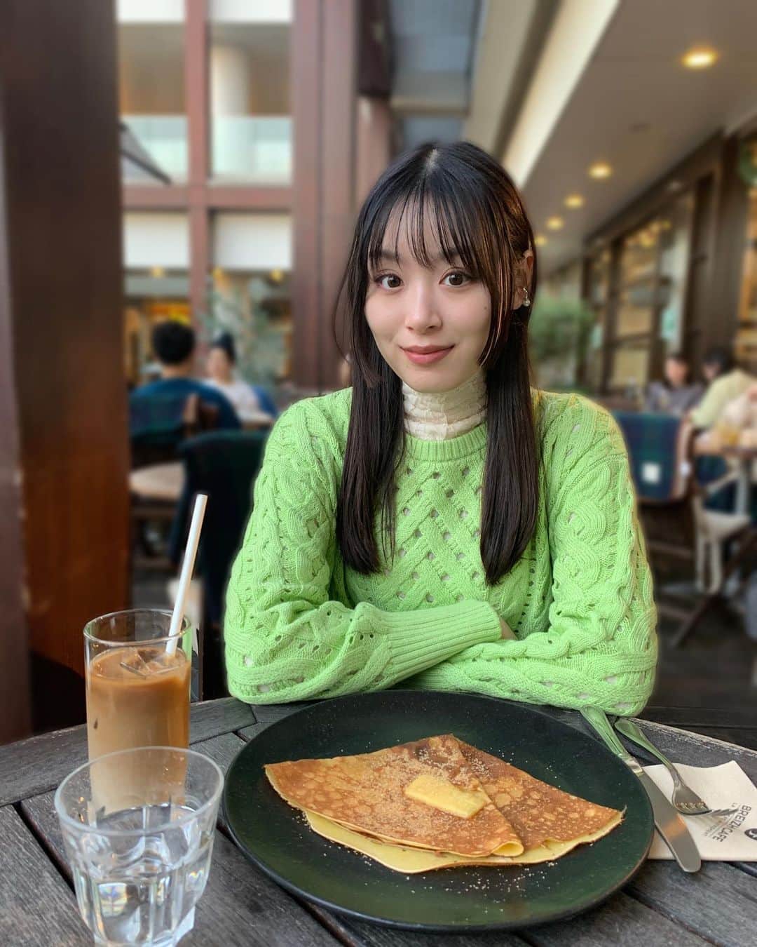 小山内花凜のインスタグラム：「⁡ ブラウンシュガーとバターの クレープをいつも頼んじゃう。 ⁡ シンプルだけどやっぱり美味しい。 暖かい日だったのでテラス席で☕️ ⁡ 珍しくカラフルなお洋服が続いてます。 ⁡」