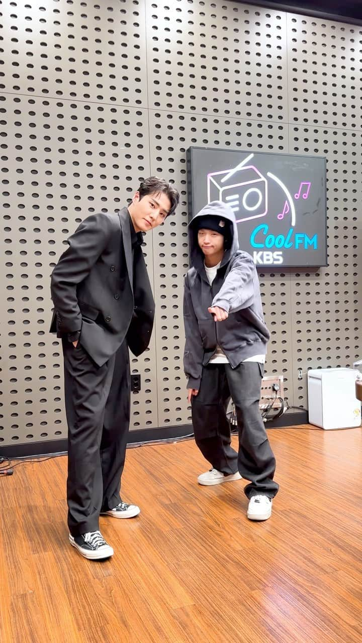 DAY6のインスタグラム：「환한 미소로 풀어낸 #SayYeschallenge👍 w/ #미래소년 #MIRAE #손동표 님  #DAY6 #데이식스 #YoungK #MBC #놀면뭐하니 #JS엔터 #원탑 #SayYes  @hangout_with_yoo  @from_youngk  @official__mirae」