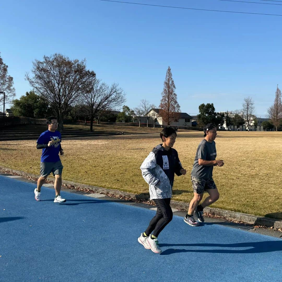 上田藍さんのインスタグラム写真 - (上田藍Instagram)「. 🏊️🏊️🏊️🏊️🏊️🏊️🏊️🏊️🏊️🏊️🏊️🏊️🏊️🏊️  週末の9日(土)・10日(日)は、 富山県でトライアスロンを中心に活動を行われている【マルチスポーツチームNPO TEAM AVANTE】さんが開催された、ジュニア＆成人の方のトライアスロン練習会のコーチを務めさせていただきました🤗✨  Team ANANTEさんは、普段は大人の方を中心に練習会などを行われているとのことでしたが、富山のトライアスロン競技者を増やしたい、トライアスロンの魅力をもっと多くの人に伝えたいという思いで、 今回、子供と大人を対象にトライアスロンの練習会を開催されました☀️  2日間は天気に恵まれて、もしも寒すぎたら室内で...という案も当初ありましたが、暖かい陽気の中で外でランニング練習を行うことができました🏃✨  ランでは、動き作りをしながら走る時に地面を蹴って前に進んでいく感覚やリズムを身体に刻んでもらいました😌ジュニアの子達は上り坂を使ったダッシュなども入れて元気に走り回ってもらいました🌠  スイムでは、ストレッチを行って肩周りの可動域を作ってから練習を始めて、力まないで水をとらえる感覚や浮く感覚などを、普段、私が練習でおこなっているフォーミングメニューを体験してもらいながらお伝えさせて頂きました🏊️✨  言葉でお伝えすることが難しい場面もありましたが、練習会を終えたときに『感覚がよくなったかも🎵』『出来ないことができるようになって楽しかったです👦✨』と言っていただけて嬉しかったです☺️  練習会で始終明るくサポートをしてくださったteam AVANTE の皆様にも感謝しております🍀@team_avante  私も学びの多い時間をすごさせていただきました☀️ そして、美味しい海の幸もいただきました😋💓  ありがとうございました🌿  #富山県 #トライアスロン練習会 #できないことをみつけて #できるように色々なアプローチを✨ #できないのは伸び代💓 #可能性は無限大🙌 #トライアスロン #上田藍 #感謝🍀  🏃🏃🏃🏃🏃🏃🏃🏃🏃🏃🏃🏃🏃🏃🏃」12月10日 18時45分 - ai_love_tri