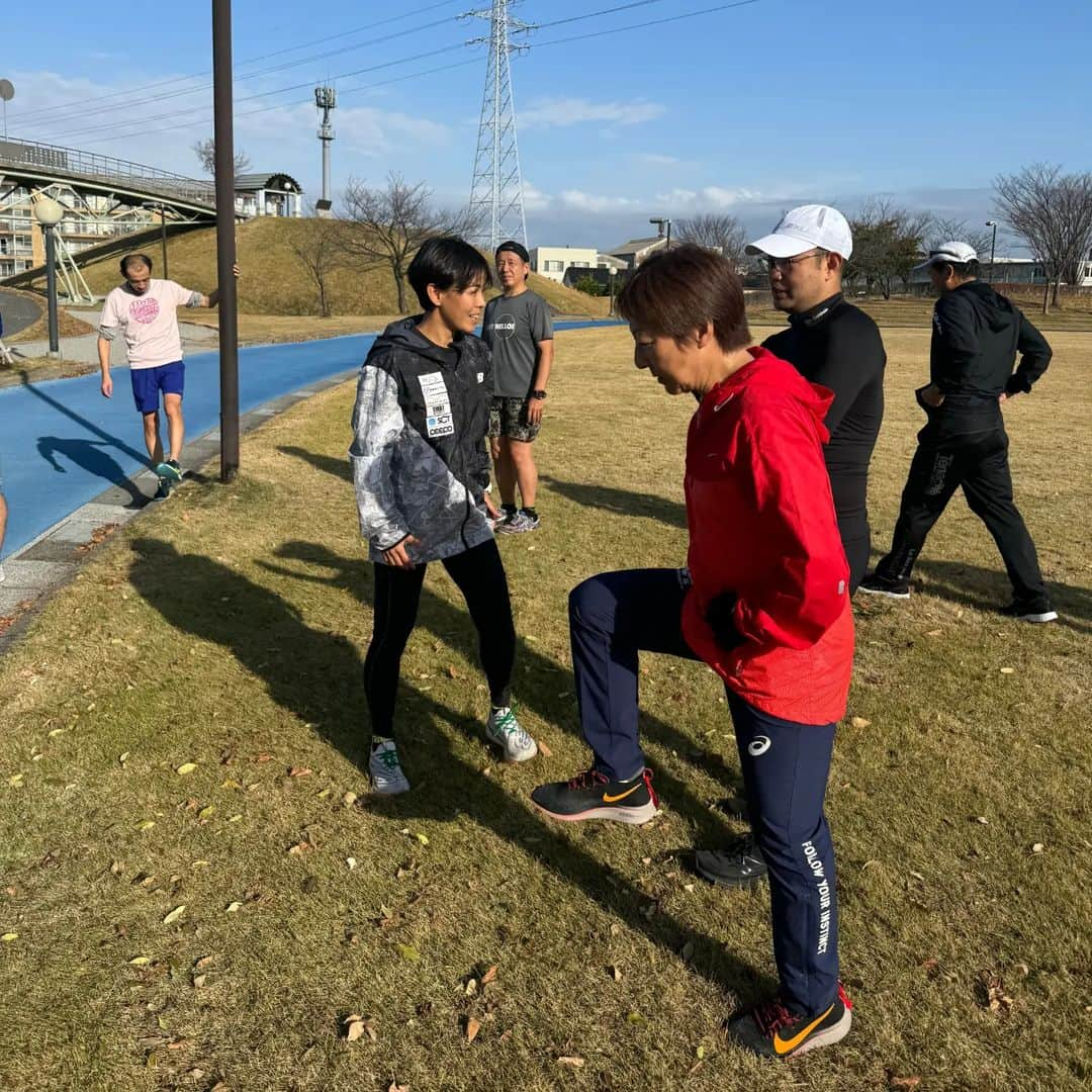 上田藍さんのインスタグラム写真 - (上田藍Instagram)「. 🏊️🏊️🏊️🏊️🏊️🏊️🏊️🏊️🏊️🏊️🏊️🏊️🏊️🏊️  週末の9日(土)・10日(日)は、 富山県でトライアスロンを中心に活動を行われている【マルチスポーツチームNPO TEAM AVANTE】さんが開催された、ジュニア＆成人の方のトライアスロン練習会のコーチを務めさせていただきました🤗✨  Team ANANTEさんは、普段は大人の方を中心に練習会などを行われているとのことでしたが、富山のトライアスロン競技者を増やしたい、トライアスロンの魅力をもっと多くの人に伝えたいという思いで、 今回、子供と大人を対象にトライアスロンの練習会を開催されました☀️  2日間は天気に恵まれて、もしも寒すぎたら室内で...という案も当初ありましたが、暖かい陽気の中で外でランニング練習を行うことができました🏃✨  ランでは、動き作りをしながら走る時に地面を蹴って前に進んでいく感覚やリズムを身体に刻んでもらいました😌ジュニアの子達は上り坂を使ったダッシュなども入れて元気に走り回ってもらいました🌠  スイムでは、ストレッチを行って肩周りの可動域を作ってから練習を始めて、力まないで水をとらえる感覚や浮く感覚などを、普段、私が練習でおこなっているフォーミングメニューを体験してもらいながらお伝えさせて頂きました🏊️✨  言葉でお伝えすることが難しい場面もありましたが、練習会を終えたときに『感覚がよくなったかも🎵』『出来ないことができるようになって楽しかったです👦✨』と言っていただけて嬉しかったです☺️  練習会で始終明るくサポートをしてくださったteam AVANTE の皆様にも感謝しております🍀@team_avante  私も学びの多い時間をすごさせていただきました☀️ そして、美味しい海の幸もいただきました😋💓  ありがとうございました🌿  #富山県 #トライアスロン練習会 #できないことをみつけて #できるように色々なアプローチを✨ #できないのは伸び代💓 #可能性は無限大🙌 #トライアスロン #上田藍 #感謝🍀  🏃🏃🏃🏃🏃🏃🏃🏃🏃🏃🏃🏃🏃🏃🏃」12月10日 18時45分 - ai_love_tri