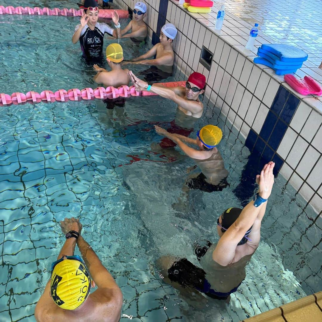 上田藍さんのインスタグラム写真 - (上田藍Instagram)「. 🏊️🏊️🏊️🏊️🏊️🏊️🏊️🏊️🏊️🏊️🏊️🏊️🏊️🏊️  週末の9日(土)・10日(日)は、 富山県でトライアスロンを中心に活動を行われている【マルチスポーツチームNPO TEAM AVANTE】さんが開催された、ジュニア＆成人の方のトライアスロン練習会のコーチを務めさせていただきました🤗✨  Team ANANTEさんは、普段は大人の方を中心に練習会などを行われているとのことでしたが、富山のトライアスロン競技者を増やしたい、トライアスロンの魅力をもっと多くの人に伝えたいという思いで、 今回、子供と大人を対象にトライアスロンの練習会を開催されました☀️  2日間は天気に恵まれて、もしも寒すぎたら室内で...という案も当初ありましたが、暖かい陽気の中で外でランニング練習を行うことができました🏃✨  ランでは、動き作りをしながら走る時に地面を蹴って前に進んでいく感覚やリズムを身体に刻んでもらいました😌ジュニアの子達は上り坂を使ったダッシュなども入れて元気に走り回ってもらいました🌠  スイムでは、ストレッチを行って肩周りの可動域を作ってから練習を始めて、力まないで水をとらえる感覚や浮く感覚などを、普段、私が練習でおこなっているフォーミングメニューを体験してもらいながらお伝えさせて頂きました🏊️✨  言葉でお伝えすることが難しい場面もありましたが、練習会を終えたときに『感覚がよくなったかも🎵』『出来ないことができるようになって楽しかったです👦✨』と言っていただけて嬉しかったです☺️  練習会で始終明るくサポートをしてくださったteam AVANTE の皆様にも感謝しております🍀@team_avante  私も学びの多い時間をすごさせていただきました☀️ そして、美味しい海の幸もいただきました😋💓  ありがとうございました🌿  #富山県 #トライアスロン練習会 #できないことをみつけて #できるように色々なアプローチを✨ #できないのは伸び代💓 #可能性は無限大🙌 #トライアスロン #上田藍 #感謝🍀  🏃🏃🏃🏃🏃🏃🏃🏃🏃🏃🏃🏃🏃🏃🏃」12月10日 18時45分 - ai_love_tri