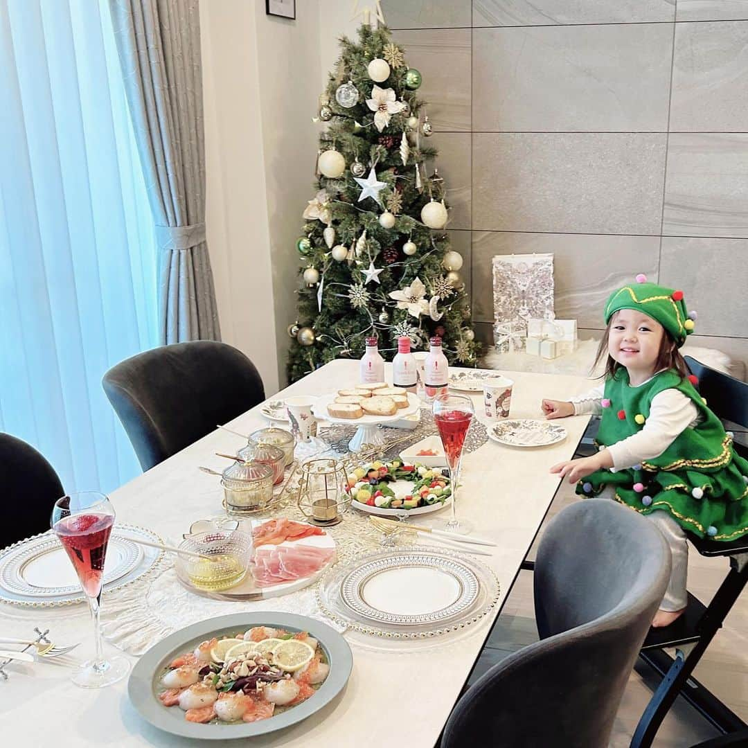 mariomi324さんのインスタグラム写真 - (mariomi324Instagram)「クリパ🎄🎅🏻🎁💕in my home🏡 ⭐︎ 急遽来てくれた仲良し親子👩‍👦 ありがとー♥️♥️♥️ めちゃくちゃ美味しいお肉とお酒買ってきてくれた🥹🍾🫶 ✴︎ ✴︎ ✴︎ ✴︎ #クリスマスパーティー #クリスマスパーティー料理 #クリスマスツリー #クリスマスインテリア #クリスマス料理 #ホームパーティー  #christmasparty #christmas #christmastree #homeparty  #onthetable #テーブルコーディネート  #テーブルセッティング  #おうちごはん #おうちごはんlover #おうち飲み #うち飲み #おうちカフェ」12月10日 18時49分 - mario_ym324