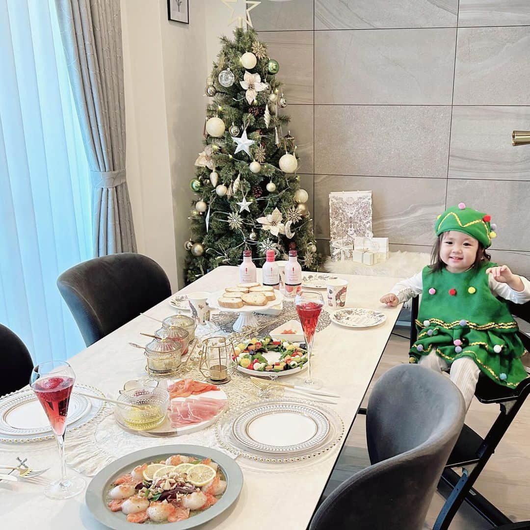 mariomi324のインスタグラム：「クリパ🎄🎅🏻🎁💕in my home🏡 ⭐︎ 急遽来てくれた仲良し親子👩‍👦 ありがとー♥️♥️♥️ めちゃくちゃ美味しいお肉とお酒買ってきてくれた🥹🍾🫶 ✴︎ ✴︎ ✴︎ ✴︎ #クリスマスパーティー #クリスマスパーティー料理 #クリスマスツリー #クリスマスインテリア #クリスマス料理 #ホームパーティー  #christmasparty #christmas #christmastree #homeparty  #onthetable #テーブルコーディネート  #テーブルセッティング  #おうちごはん #おうちごはんlover #おうち飲み #うち飲み #おうちカフェ」