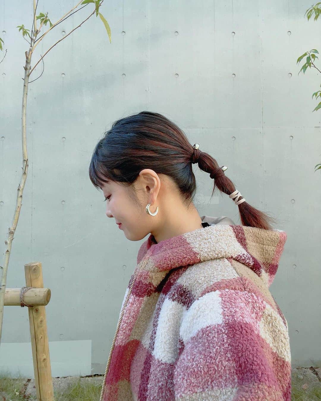 加島ちかえさんのインスタグラム写真 - (加島ちかえInstagram)「最近ちょっと近所に行くだけでもメイク＆ヘアメイクしようという心構えな自分を褒めてあげよう💄  夫との外食でもすっぴん多めだからな🙄  ものまねの仕事以外、 コスメもずっとワンパターンで テキトーだからな🙄  #outfittoday #burberrycoat #chloebag #nine #redbrownhair  #vandomeaoyama #3coins  #こでかけ」12月10日 18時57分 - chikaekashima