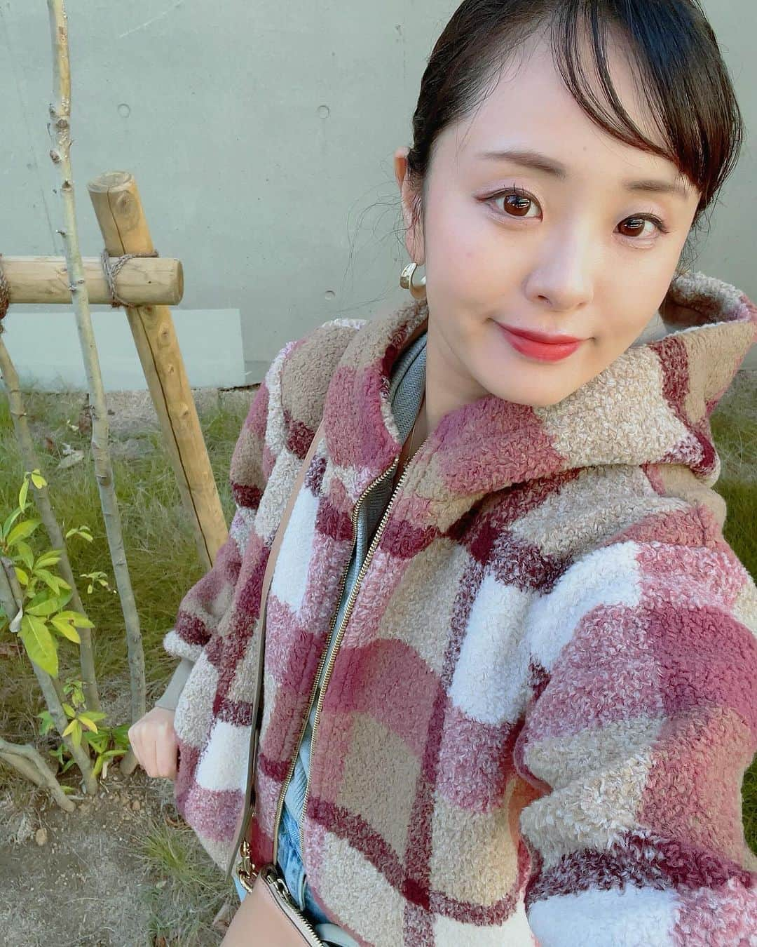 加島ちかえさんのインスタグラム写真 - (加島ちかえInstagram)「最近ちょっと近所に行くだけでもメイク＆ヘアメイクしようという心構えな自分を褒めてあげよう💄  夫との外食でもすっぴん多めだからな🙄  ものまねの仕事以外、 コスメもずっとワンパターンで テキトーだからな🙄  #outfittoday #burberrycoat #chloebag #nine #redbrownhair  #vandomeaoyama #3coins  #こでかけ」12月10日 18時57分 - chikaekashima