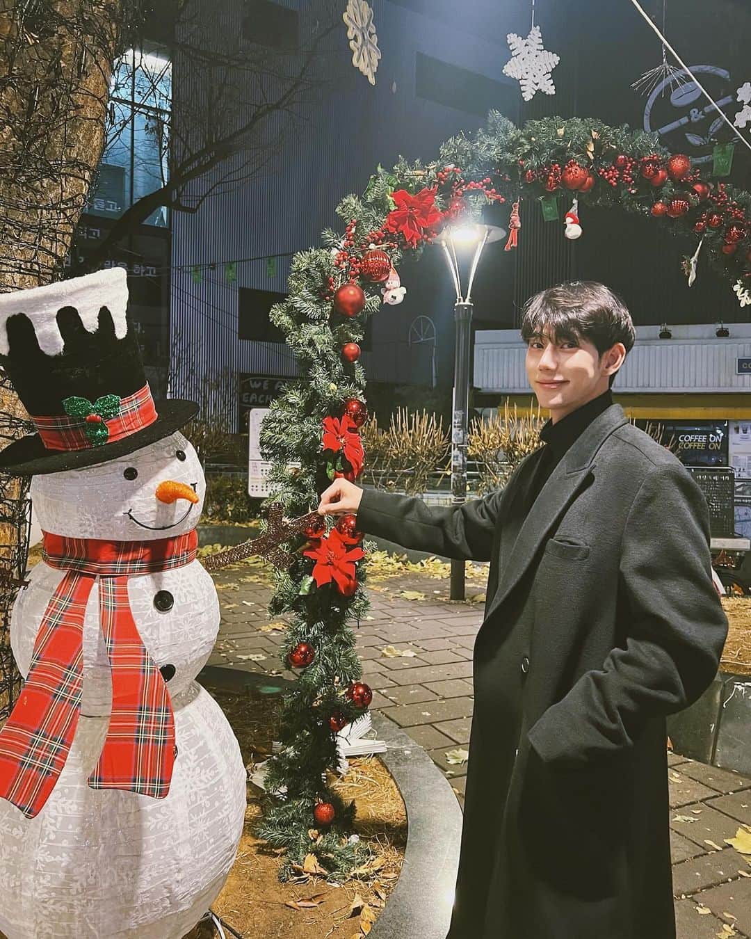 チン・ジュヒョンのインスタグラム：「#christmasiscoming 🎄」