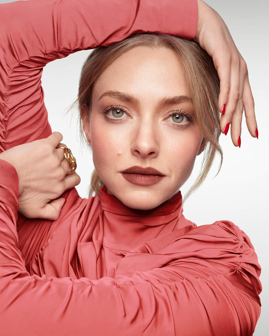 Lancôme Officialさんのインスタグラム写真 - (Lancôme OfficialInstagram)「Click, pose, swipe, feel. It’s all it takes to express yourself without compromise with L’Absolu Rouge Drama Matte. @heconghc is wearing shade 196 French Touch @emmachamberlain is wearing shade 336 Melodrama @mingey is wearing shade 200 French Drama #Lancome #LAbsoluRouge #Makeup」12月10日 19時00分 - lancomeofficial