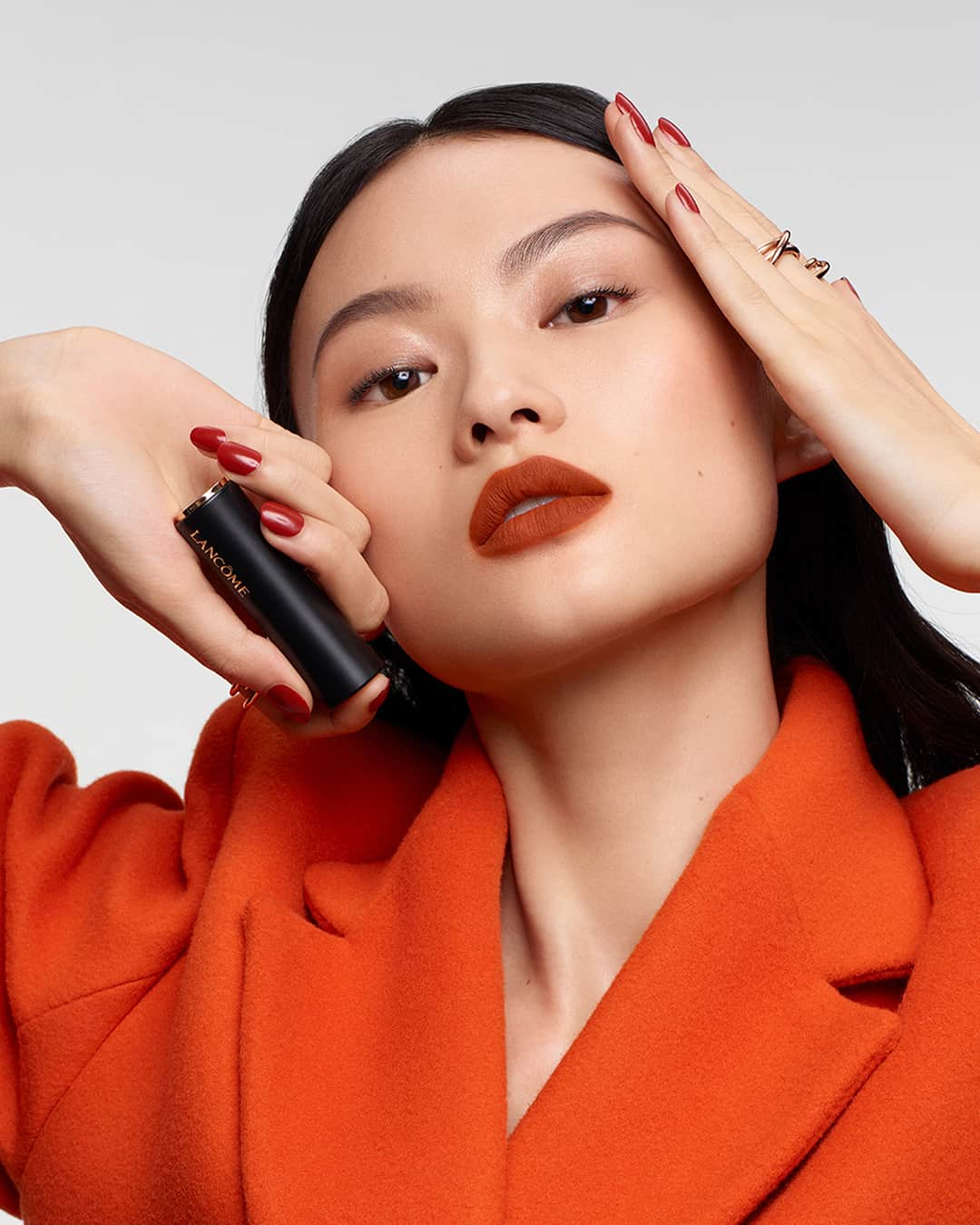 Lancôme Officialのインスタグラム：「Click, pose, swipe, feel. It’s all it takes to express yourself without compromise with L’Absolu Rouge Drama Matte. @heconghc is wearing shade 196 French Touch @emmachamberlain is wearing shade 336 Melodrama @mingey is wearing shade 200 French Drama #Lancome #LAbsoluRouge #Makeup」