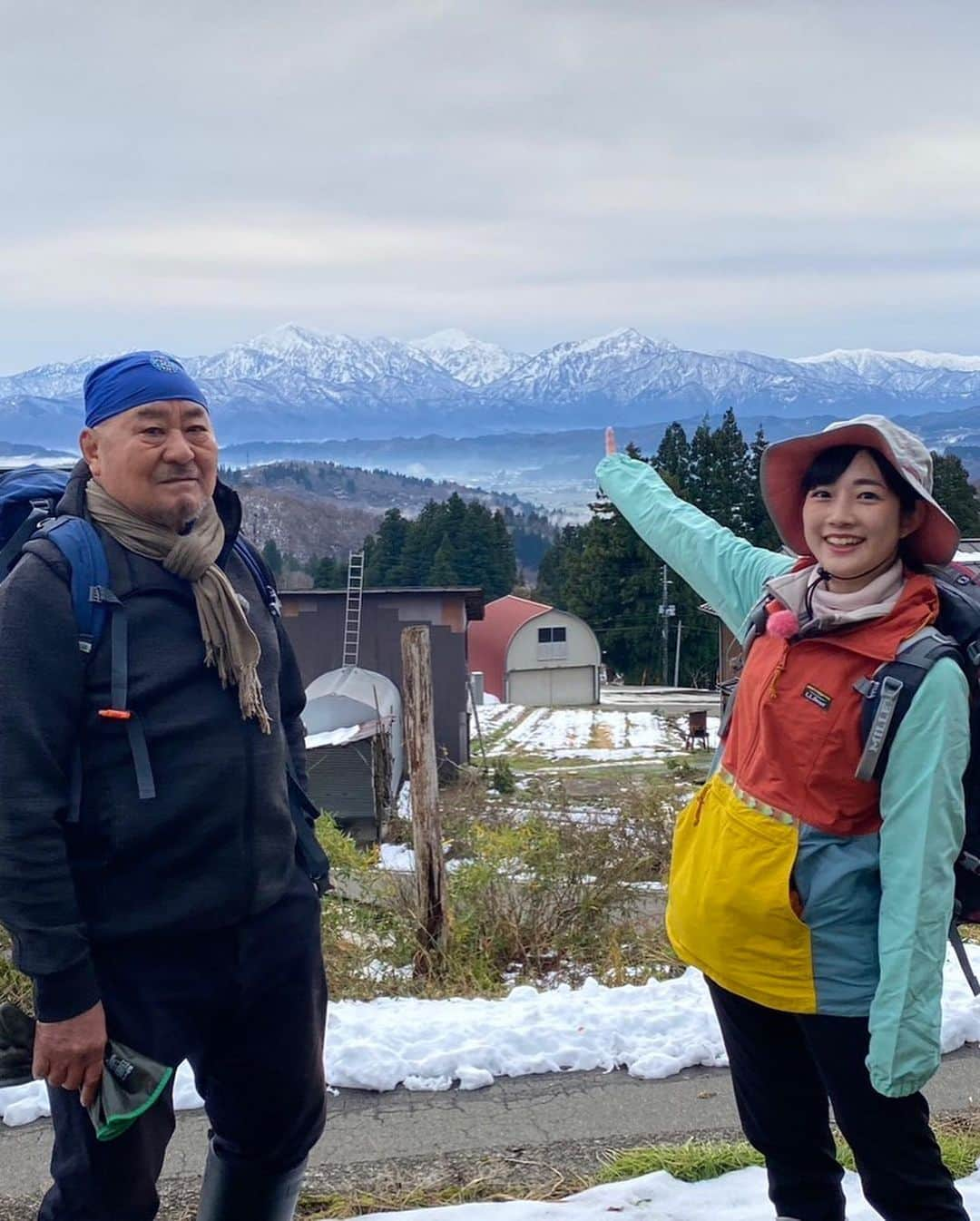 松本亜美のインスタグラム：「あすの新潟一番！ 自然派は冬への準備⛄️ 遠藤さんとともに大根の収穫をお手伝いしました！ 立派に育っていて、太くて長いものばかり！！ これは美味しそう😋 なんて考えながら収穫していると、ユニークな形の大根を発見👀 5枚目の写真です。 皆さんは面白い形の野菜に出会ったことはありますか？  収穫した大根を使って作るのは「大根のビール漬け」。 ビールを漬物に使うのは初めてなので、どんな味になるのかワクワク✨ 完成までに1週間ほどかかるということで、まだ味を確かめられていません…  味が染み込むまで、もう少し待ちます♬  #teny #テレビ新潟  #夕方ワイド新潟一番  #自然派 #冬支度 #大根 #白菜 #収穫  #ユニーク大根 #顔を描きたかった #遠藤ケイ さん #アナウンサー  #松本亜美」